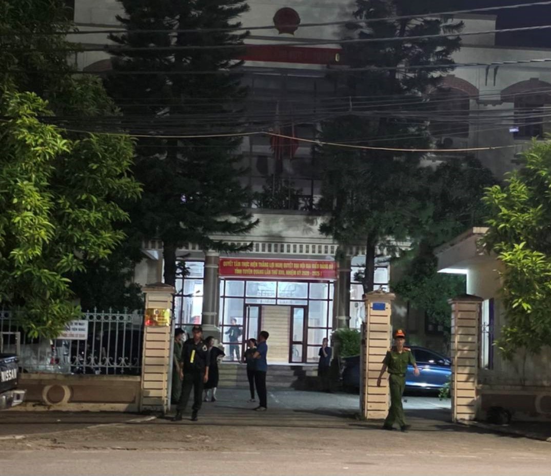 Tài xế lao xe vào nhà dân làm chết bé gái 17 tháng bị tuyên 2 năm tù giam- Ảnh 2. Tài xế lao xe vào nhà dân làm chết bé gái 17 tháng bị tuyên 2 năm tù giam- Ảnh 2.