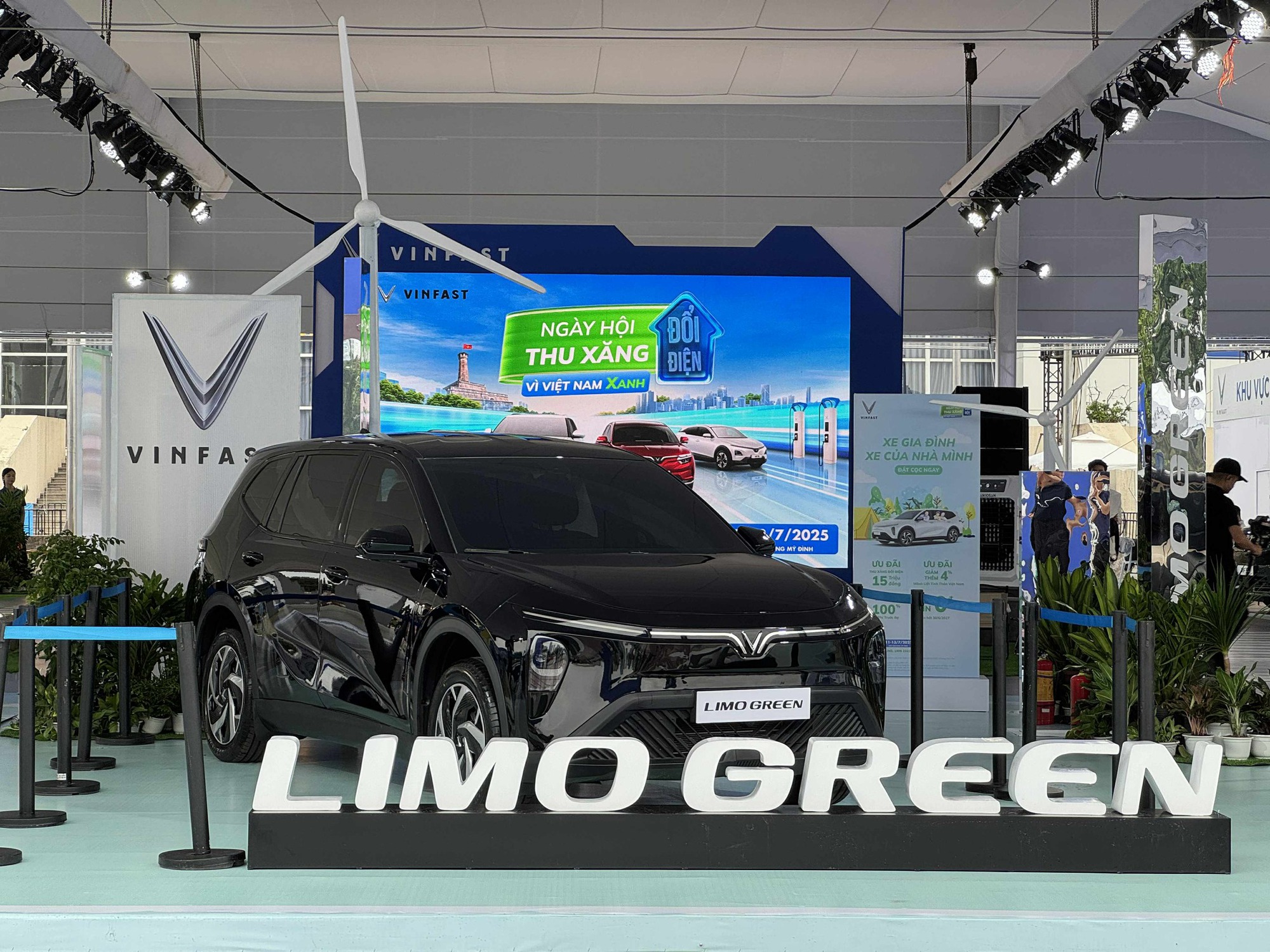 VinFast làm sự kiện quy mô khủng ở Hà Nội: Trưng bày Limo Green đang hot, drift VF 3, lái thử sa hình, thu đổi xe cũ tại chỗ- Ảnh 4.