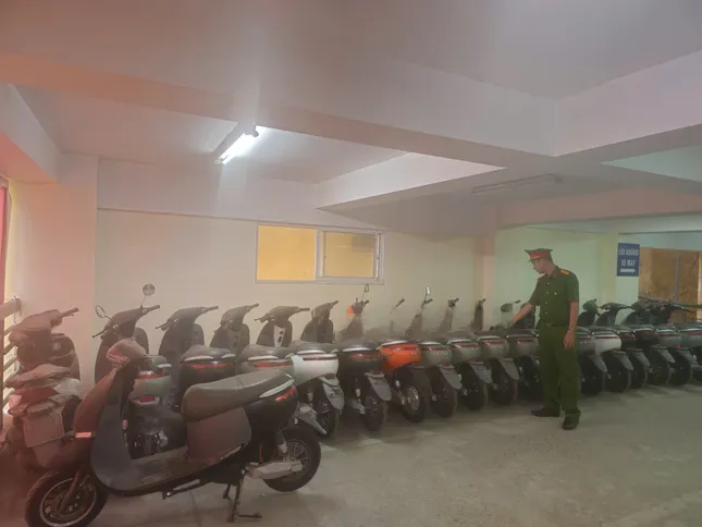 Triệt phá đường dây sản xuất, buôn bán xe máy điện giả- Ảnh 1.