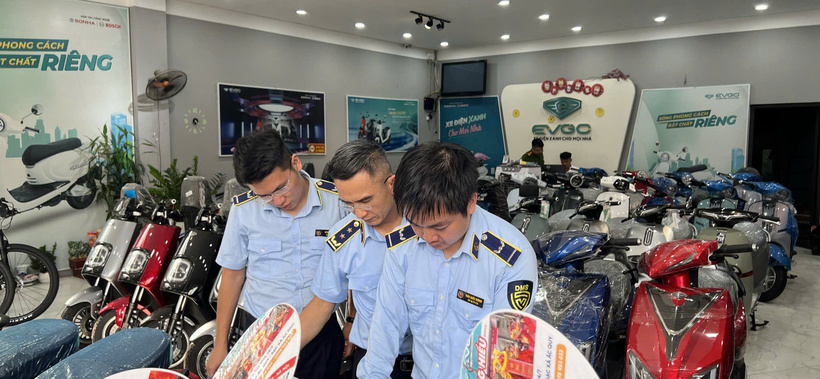 Chuyển hồ sơ một vụ kinh doanh xe máy điện giả nhãn hiệu sang cơ quan công an- Ảnh 1. Chuyển hồ sơ một vụ kinh doanh xe máy điện giả nhãn hiệu sang cơ quan công an- Ảnh 1.