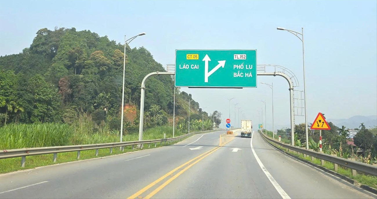 Kh&ocirc;ng c&ograve;n th&agrave;nh phố, biển b&aacute;o chỉ về đ&acirc;u?- Ảnh 1.