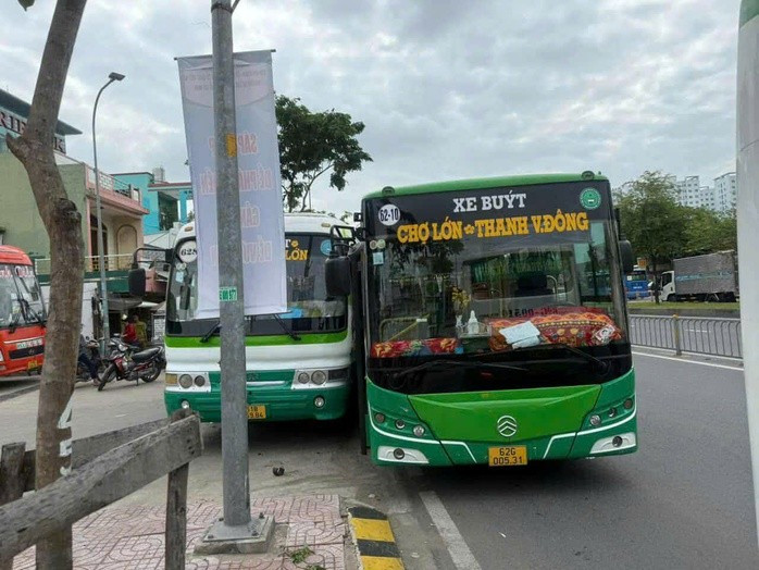CLIP: Hai xe buýt rượt đuổi, ép nhau văng lên vỉa hè- Ảnh 1.