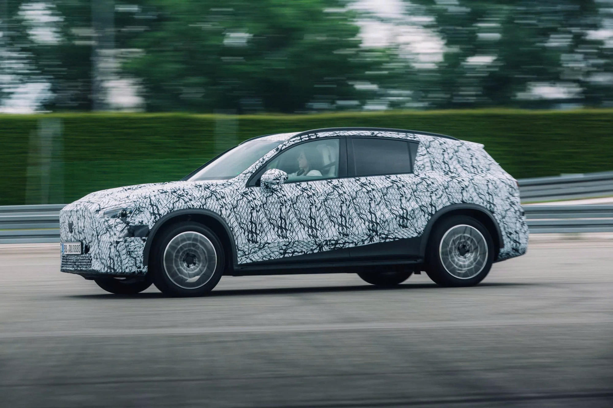 Mercedes-Benz GLC thuần điện lộ ảnh: Tăng tốc như siêu xe, ra mắt tháng 9 tới, chạy khứ hồi TP HCM - Đà Lạt không cần sạc- Ảnh 3. Mercedes-Benz GLC thuần điện lộ ảnh: Tăng tốc như siêu xe, ra mắt tháng 9 tới, chạy khứ hồi TP HCM - Đà Lạt không cần sạc- Ảnh 3.