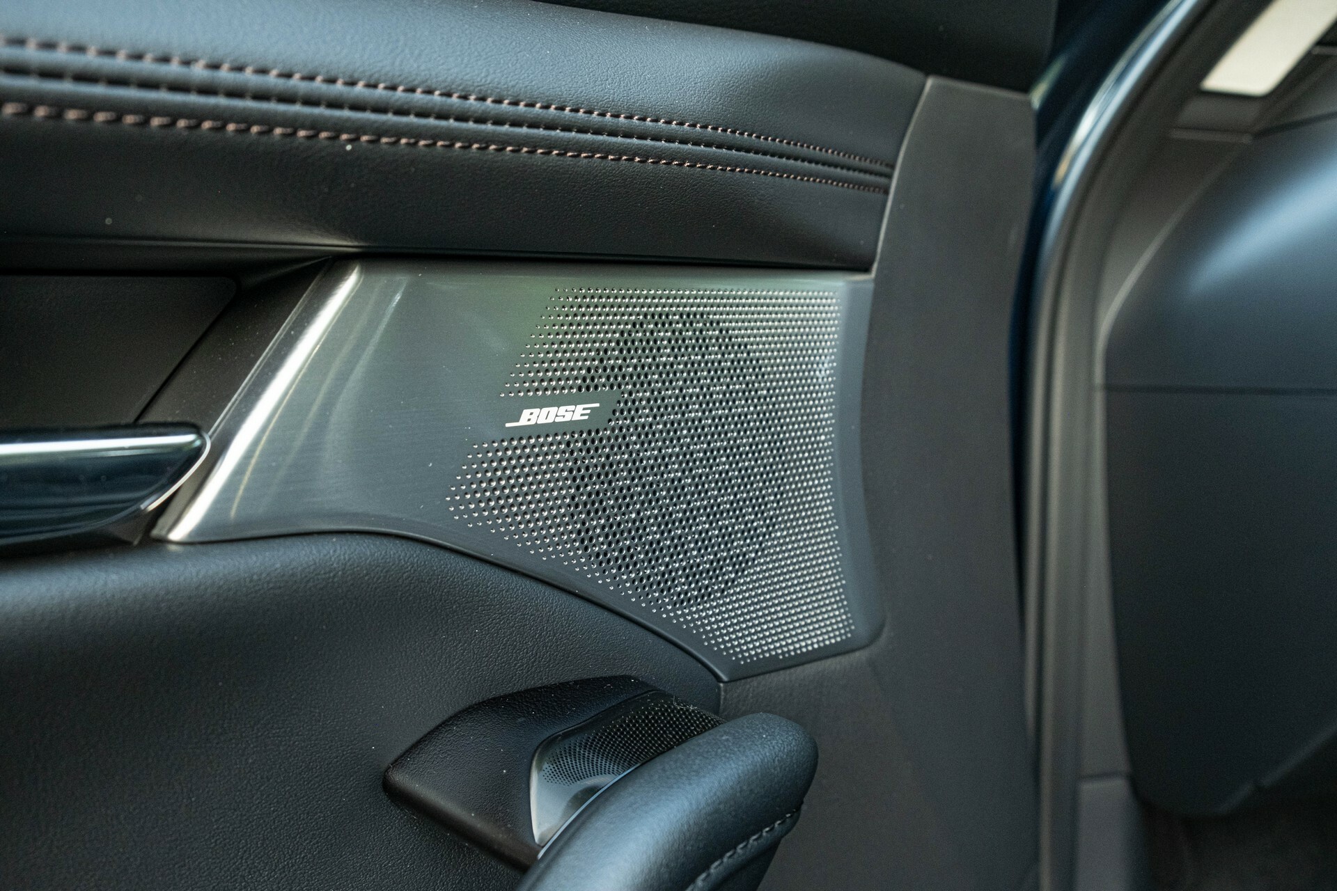Một chủ xe Mazda3 đâm đơn kiện vì phát hiện xe thiếu 2 loa so với công bố- Ảnh 3. Một chủ xe Mazda3 đâm đơn kiện vì phát hiện xe thiếu 2 loa so với công bố- Ảnh 3.