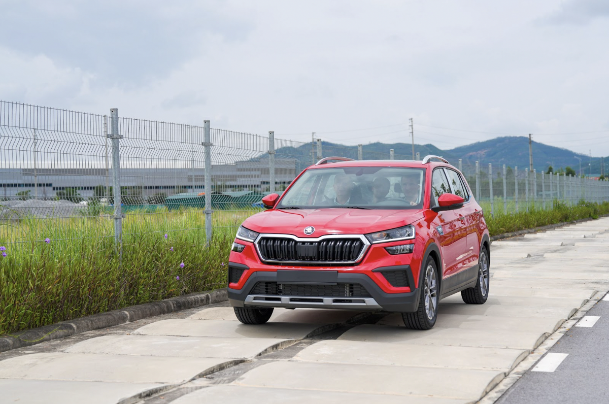 Bộ trưởng Séc lái Skoda Kushaq trong nhà máy tại Việt Nam- Ảnh 1. Bộ trưởng Séc lái Skoda Kushaq trong nhà máy tại Việt Nam- Ảnh 1.