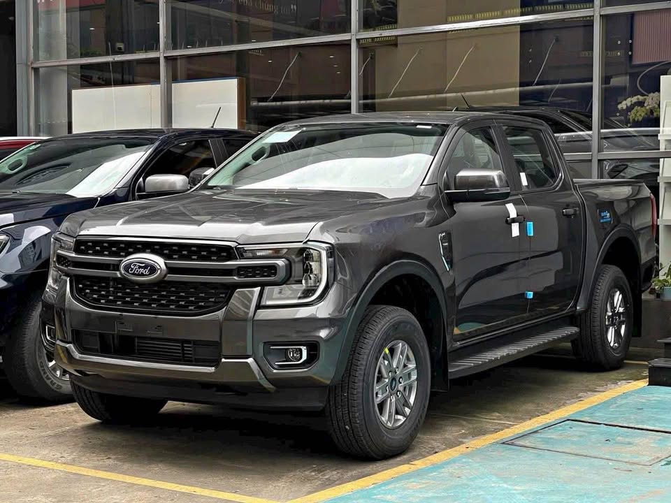 Những chiếc xe khiến đối thủ 'chán luôn' nửa đầu năm 2025: VF 5, Camry chiếm hơn 80% phân khúc, Everest tiếp tục 'lên hương' song cần dè chừng hiệu ứng 'Santa Fe dưới 900 triệu'- Ảnh 6. Những chiếc xe khiến đối thủ 'chán luôn' nửa đầu năm 2025: VF 5, Camry chiếm hơn 80% phân khúc, Everest tiếp tục 'lên hương' song cần dè chừng hiệu ứng 'Santa Fe dưới 900 triệu'- Ảnh 6.