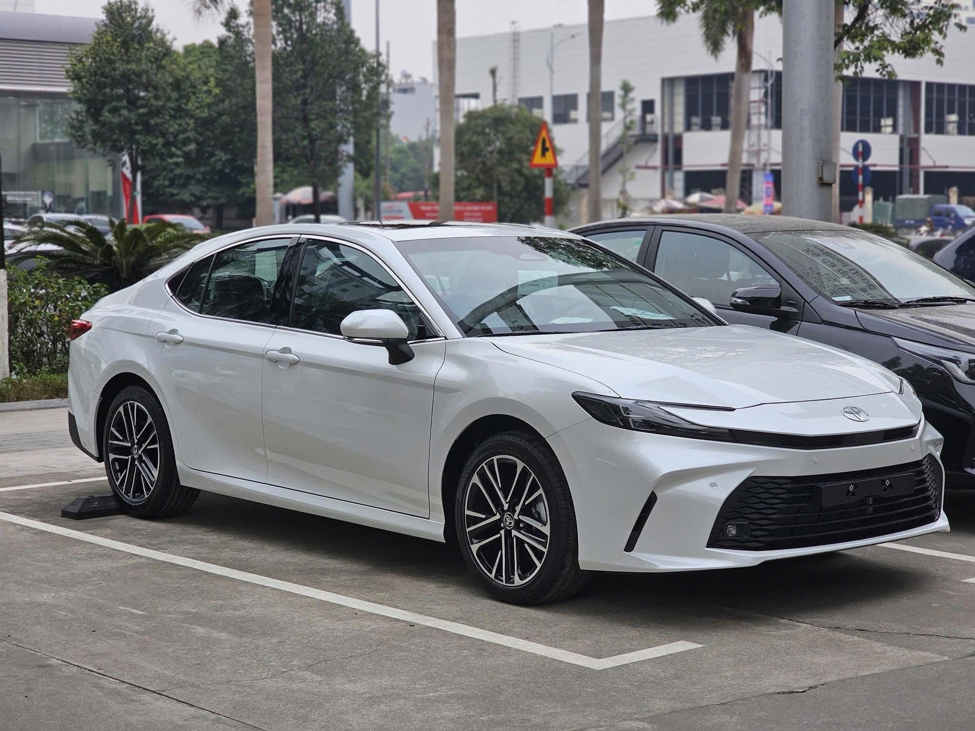 Những chiếc xe khiến đối thủ 'chán luôn' nửa đầu năm 2025: VF 5, Camry chiếm hơn 80% phân khúc, Everest tiếp tục 'lên hương' song cần dè chừng hiệu ứng 'Santa Fe dưới 900 triệu'- Ảnh 4. Những chiếc xe khiến đối thủ 'chán luôn' nửa đầu năm 2025: VF 5, Camry chiếm hơn 80% phân khúc, Everest tiếp tục 'lên hương' song cần dè chừng hiệu ứng 'Santa Fe dưới 900 triệu'- Ảnh 4.