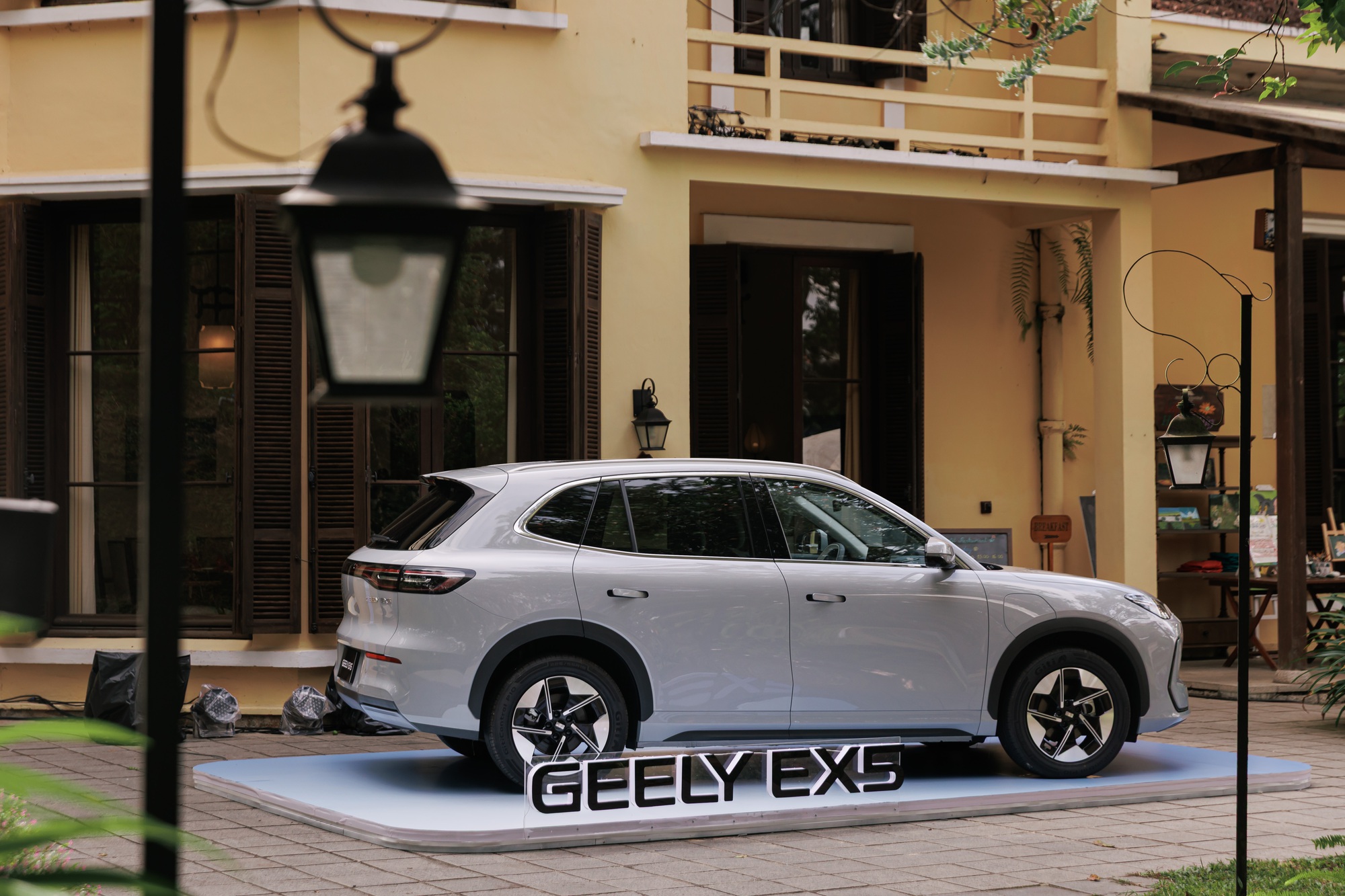 Geely EX5 ra mắt tại Việt Nam: Hai bản, giá từ 839 triệu đồng, 495km/sạc, có ADAS- Ảnh 3. Geely EX5 ra mắt tại Việt Nam: Hai bản, giá từ 839 triệu đồng, 495km/sạc, có ADAS- Ảnh 3.