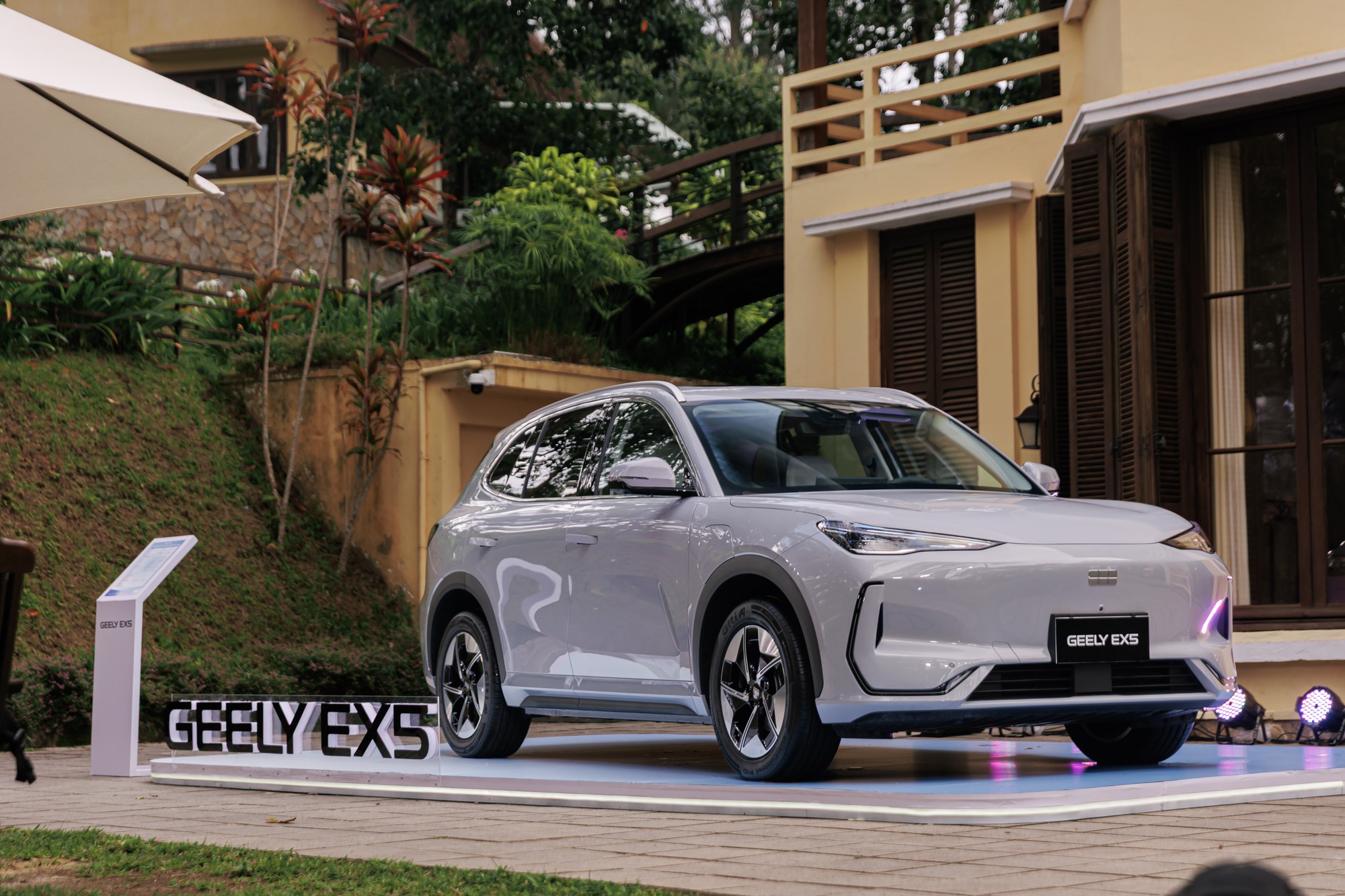 Geely EX5 ra mắt tại Việt Nam: Hai bản, giá từ 839 triệu đồng, 495km/sạc, có ADAS- Ảnh 2. Geely EX5 ra mắt tại Việt Nam: Hai bản, giá từ 839 triệu đồng, 495km/sạc, có ADAS- Ảnh 2.