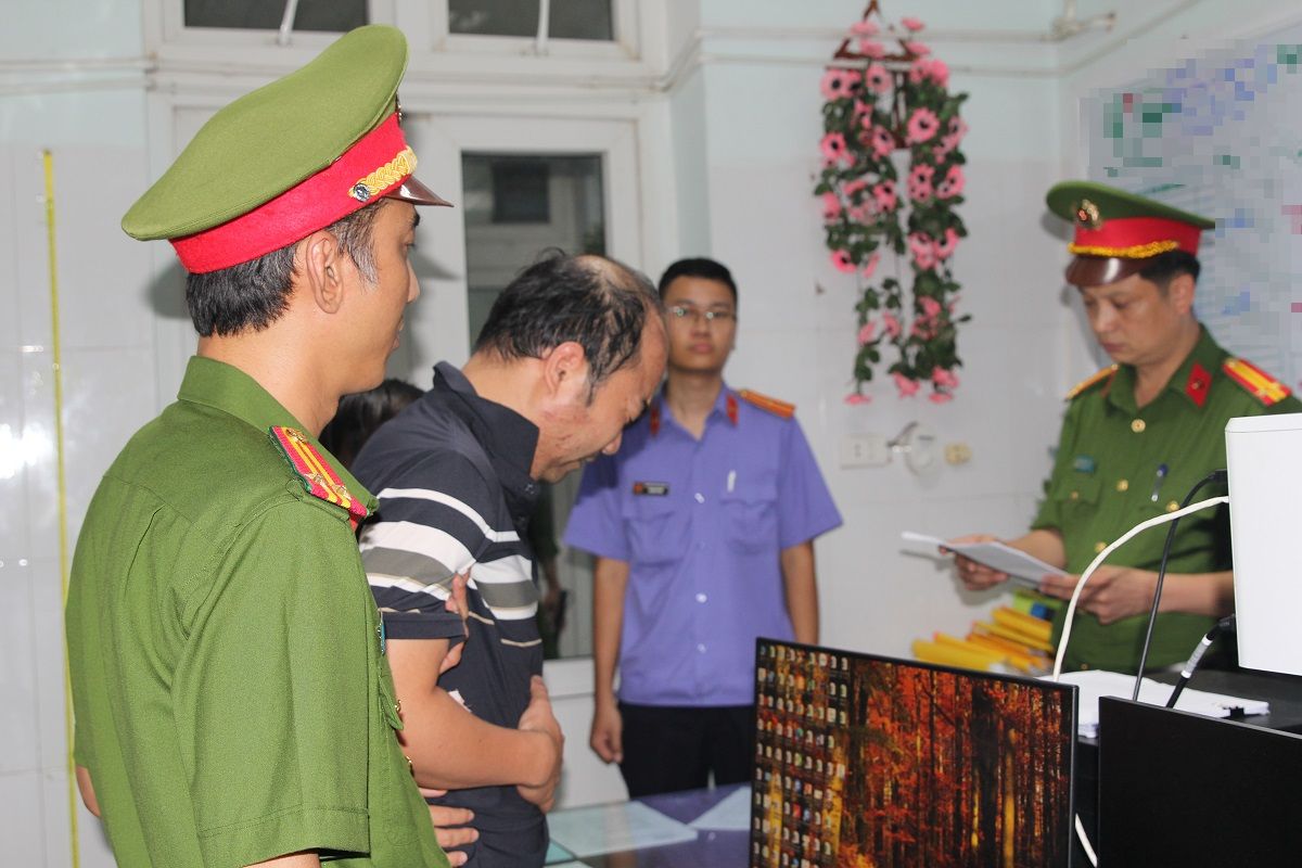 Vụ ô tô tông 2 xe máy rồi rơi xuống sông làm 3 người chết: Tạm giữ hình sự lái xe Trần Hữu Ba- Ảnh 1.