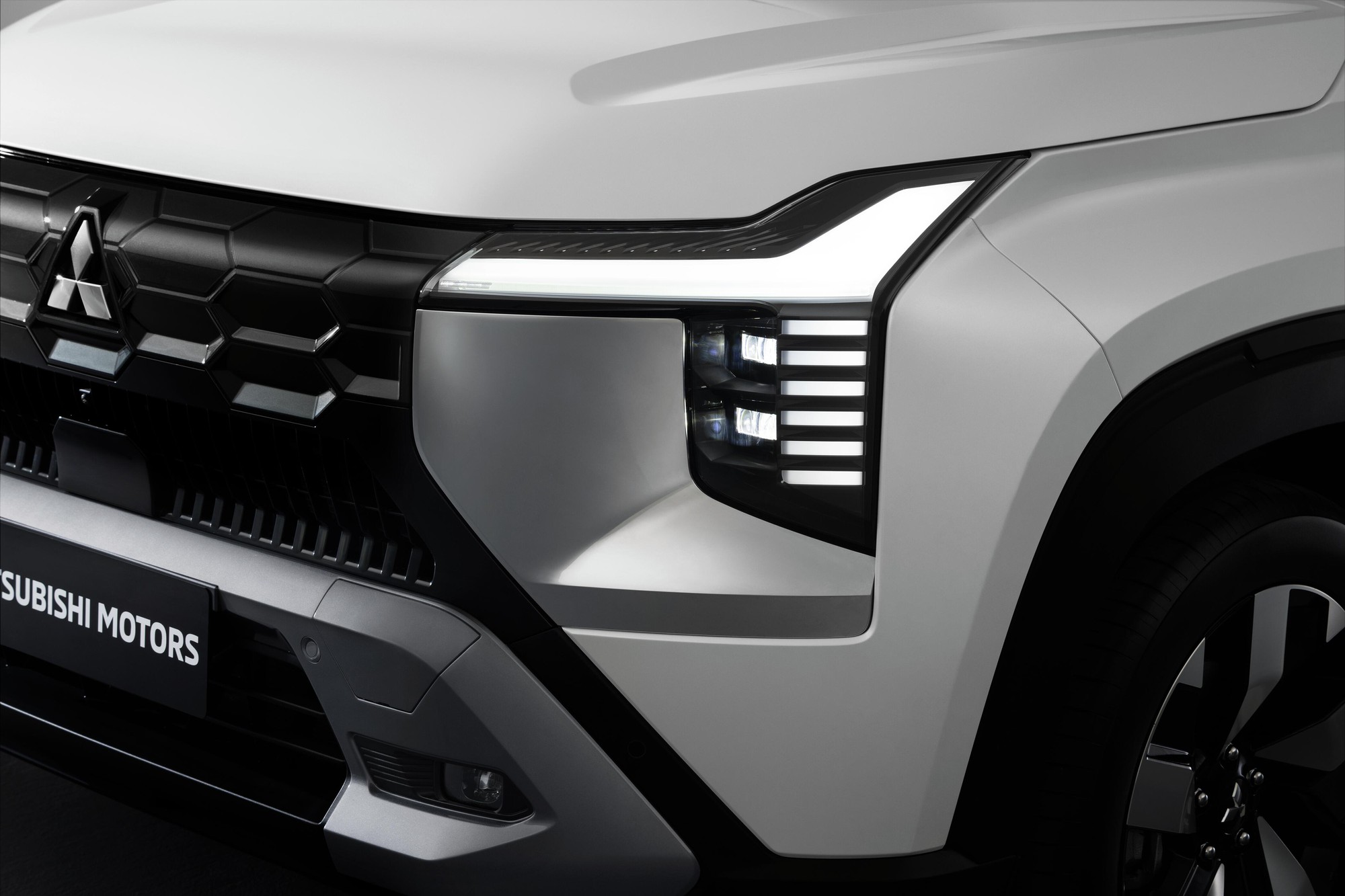 So sánh Mitsubishi Destinator và bản concept: Bỏ cần số điện tử, gương camera không còn, mâm 20 inch thành 18 inch- Ảnh 7. So sánh Mitsubishi Destinator và bản concept: Bỏ cần số điện tử, gương camera không còn, mâm 20 inch thành 18 inch- Ảnh 7.