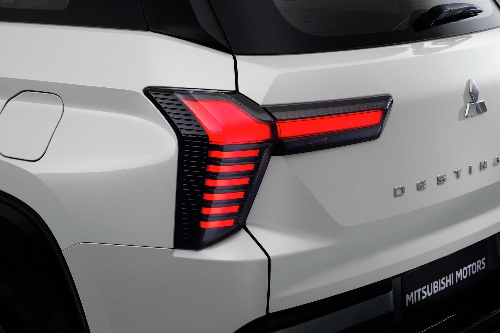 So sánh Mitsubishi Destinator và bản concept: Bỏ cần số điện tử, gương camera không còn, mâm 20 inch thành 18 inch- Ảnh 9. So sánh Mitsubishi Destinator và bản concept: Bỏ cần số điện tử, gương camera không còn, mâm 20 inch thành 18 inch- Ảnh 9.