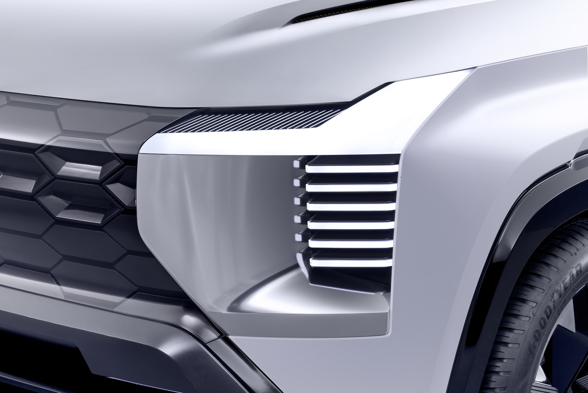 So sánh Mitsubishi Destinator và bản concept: Bỏ cần số điện tử, gương camera không còn, mâm 20 inch thành 18 inch- Ảnh 8. So sánh Mitsubishi Destinator và bản concept: Bỏ cần số điện tử, gương camera không còn, mâm 20 inch thành 18 inch- Ảnh 8.