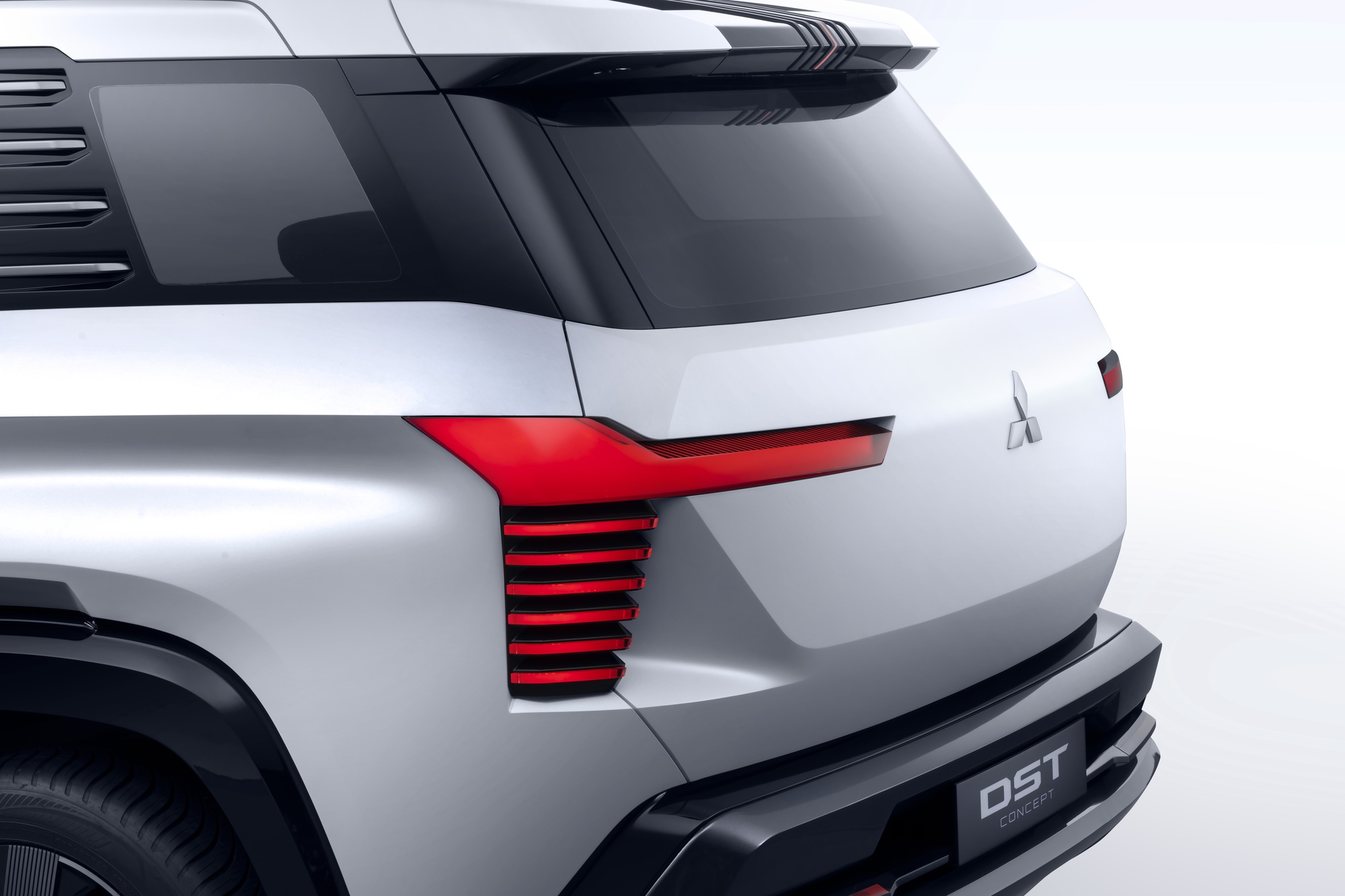So sánh Mitsubishi Destinator và bản concept: Bỏ cần số điện tử, gương camera không còn, mâm 20 inch thành 18 inch- Ảnh 10. So sánh Mitsubishi Destinator và bản concept: Bỏ cần số điện tử, gương camera không còn, mâm 20 inch thành 18 inch- Ảnh 10.