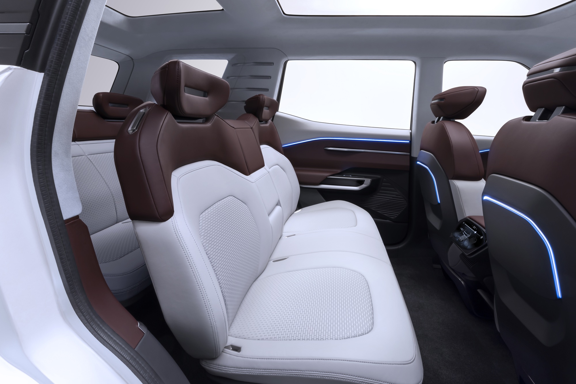 So sánh Mitsubishi Destinator và bản concept: Bỏ cần số điện tử, gương camera không còn, mâm 20 inch thành 18 inch- Ảnh 18. So sánh Mitsubishi Destinator và bản concept: Bỏ cần số điện tử, gương camera không còn, mâm 20 inch thành 18 inch- Ảnh 18.
