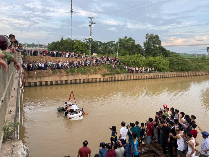Vụ ô tô lao xuống sông sau khi tông 2 xe máy khiến 3 người chết: Lý do báo cáo nhầm người cầm lái- Ảnh 2. Vụ ô tô lao xuống sông sau khi tông 2 xe máy khiến 3 người chết: Lý do báo cáo nhầm người cầm lái- Ảnh 2.