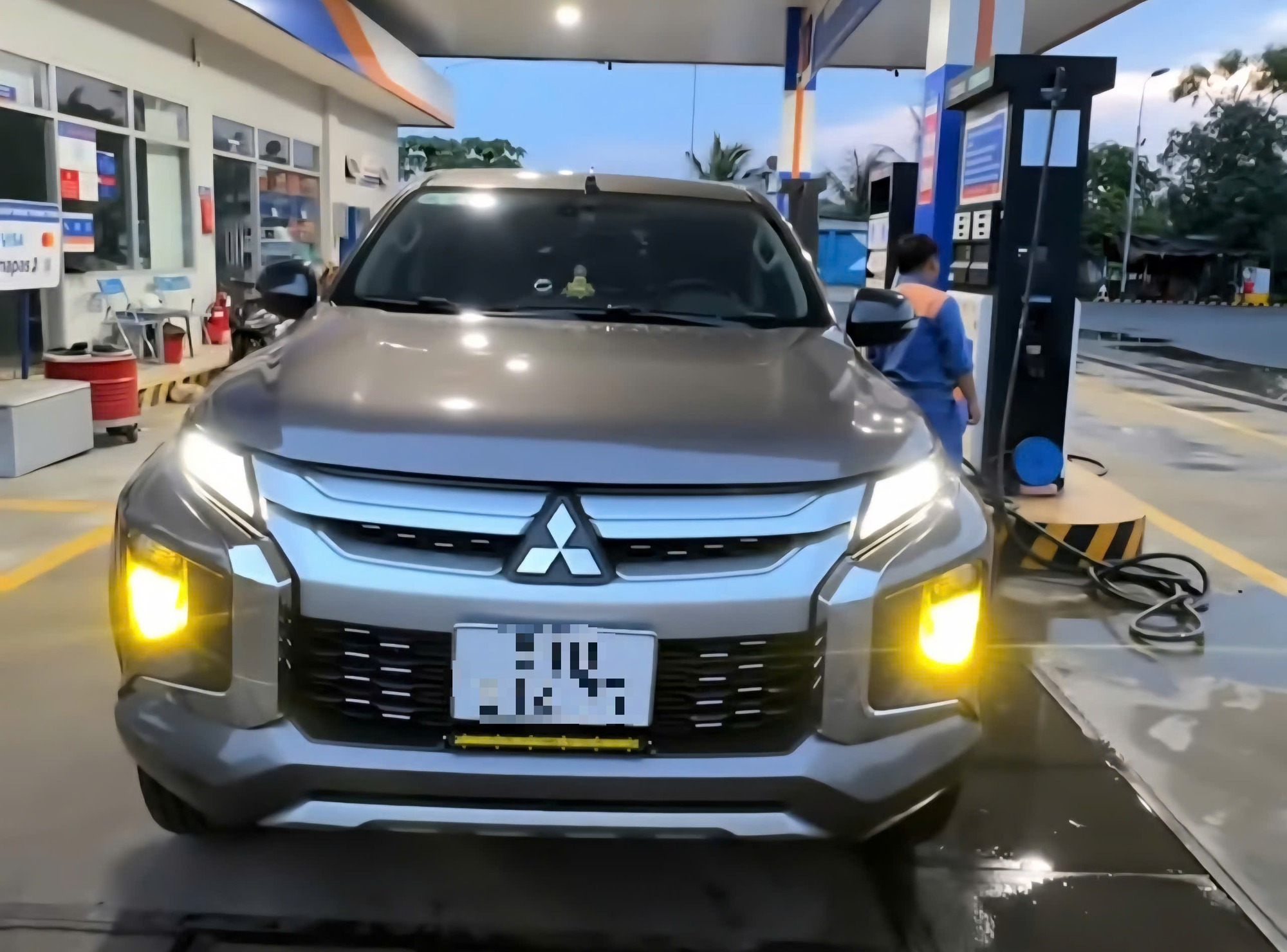 Ô tô lắp thêm thanh đèn led soi biển số phía trước có được đăng kiểm?- Ảnh 1. Ô tô lắp thêm thanh đèn led soi biển số phía trước có được đăng kiểm?- Ảnh 1.