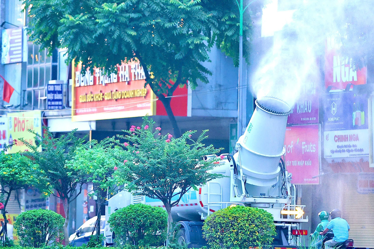Tận thấy ‘pháo xa sương mù’ dập bụi mịn trên đường phố Hà Nội- Ảnh 1. Tận thấy ‘pháo xa sương mù’ dập bụi mịn trên đường phố Hà Nội- Ảnh 1.