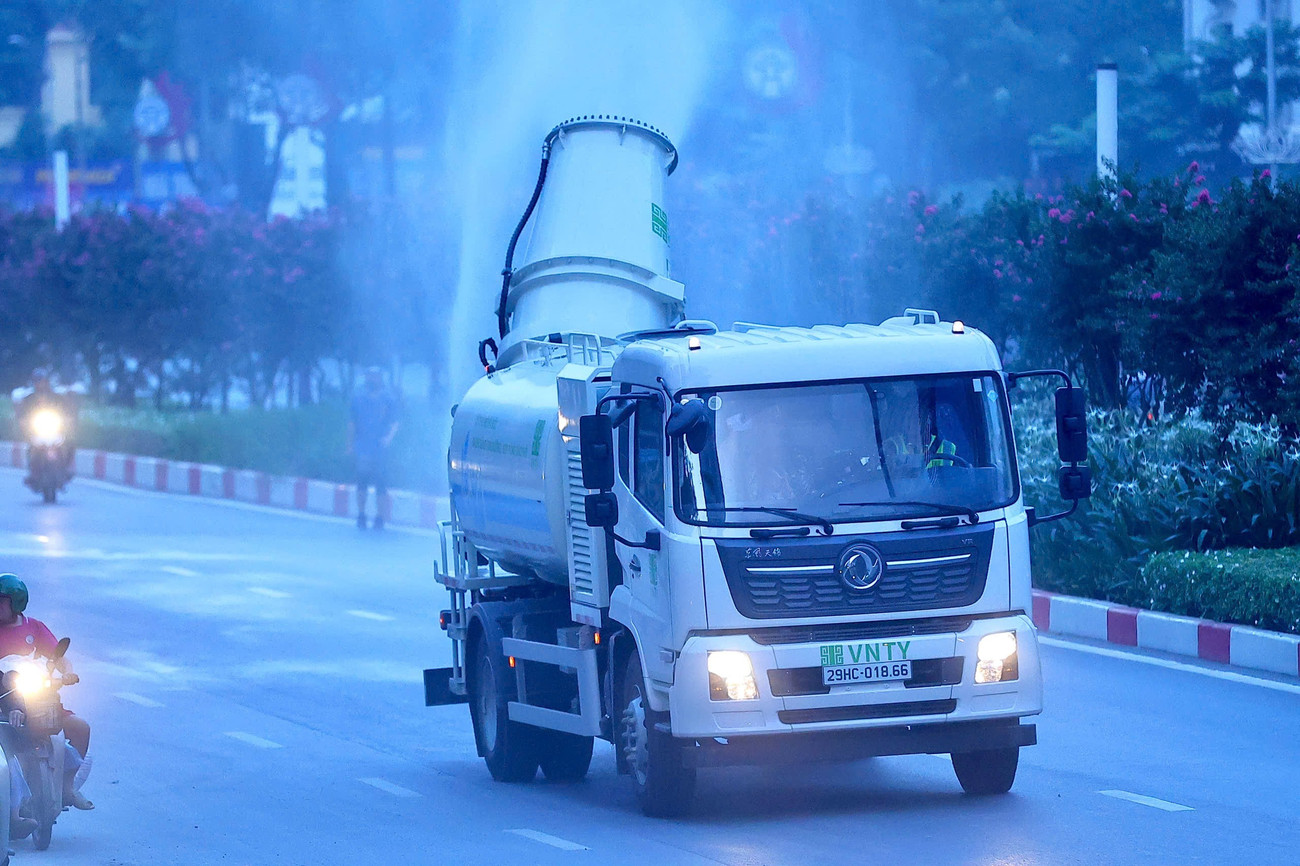 Tận thấy ‘pháo xa sương mù’ dập bụi mịn trên đường phố Hà Nội- Ảnh 4. Tận thấy ‘pháo xa sương mù’ dập bụi mịn trên đường phố Hà Nội- Ảnh 4.