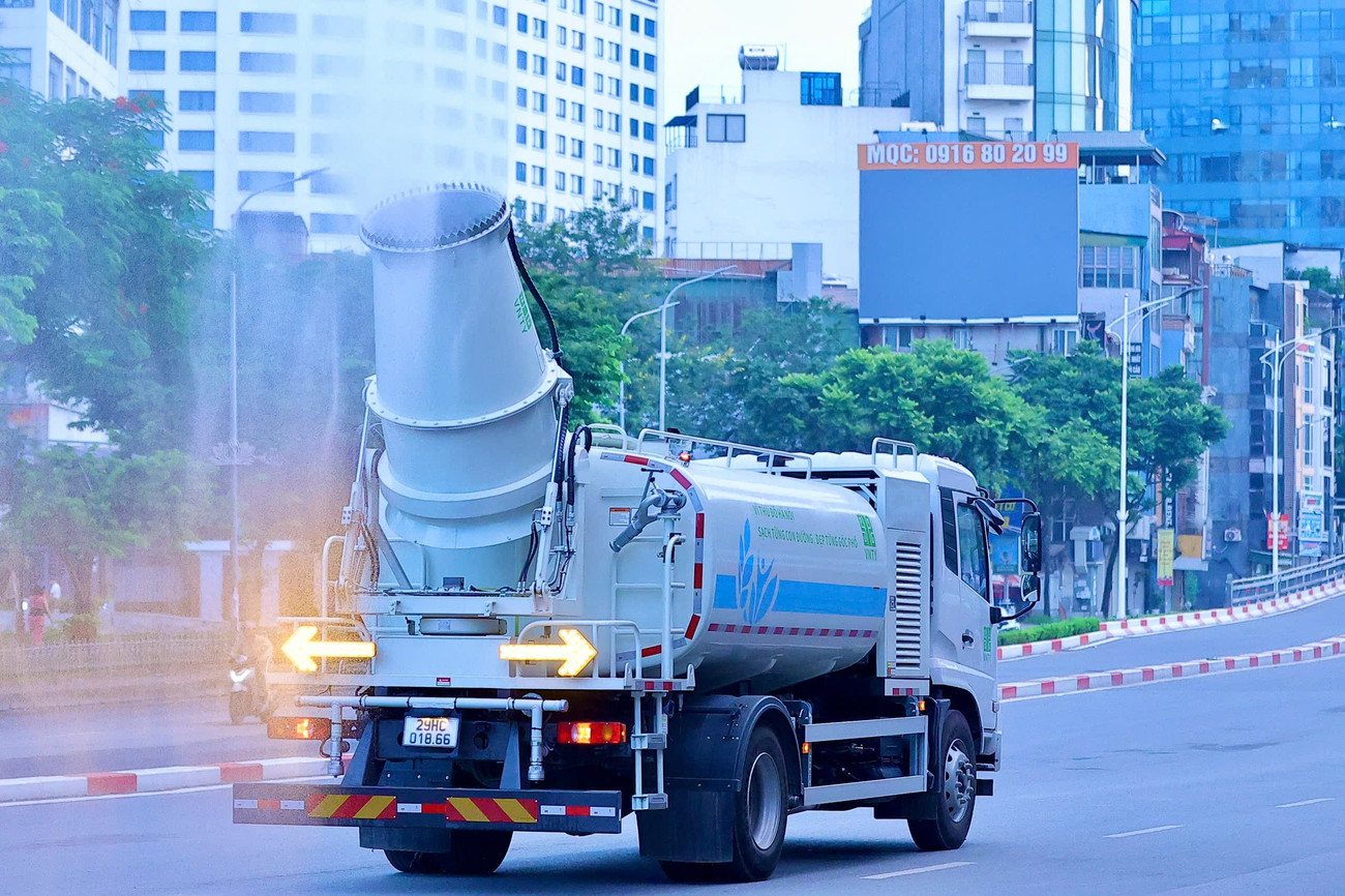Tận thấy ‘pháo xa sương mù’ dập bụi mịn trên đường phố Hà Nội- Ảnh 5. Tận thấy ‘pháo xa sương mù’ dập bụi mịn trên đường phố Hà Nội- Ảnh 5.