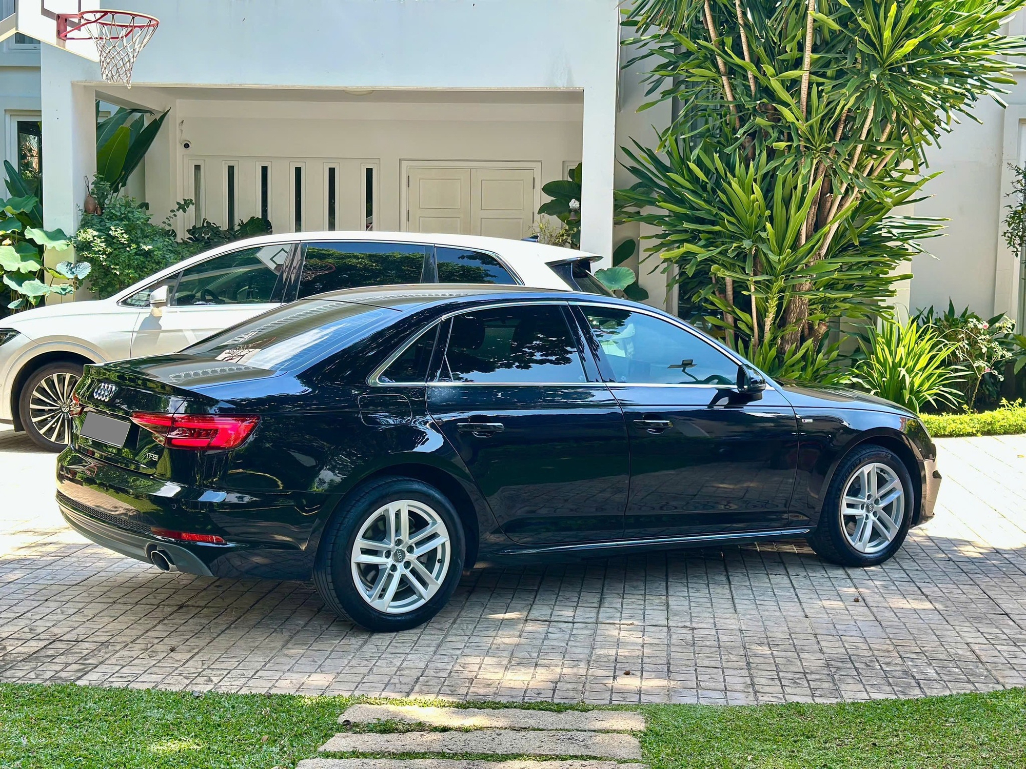 Audi A4 hàng hiếm bán lại ngang Kia K3 'đập hộp': Là bản 'full option' từng dùng cho sự kiện đặc biệt với rèm và loa hàng hiệu- Ảnh 8.