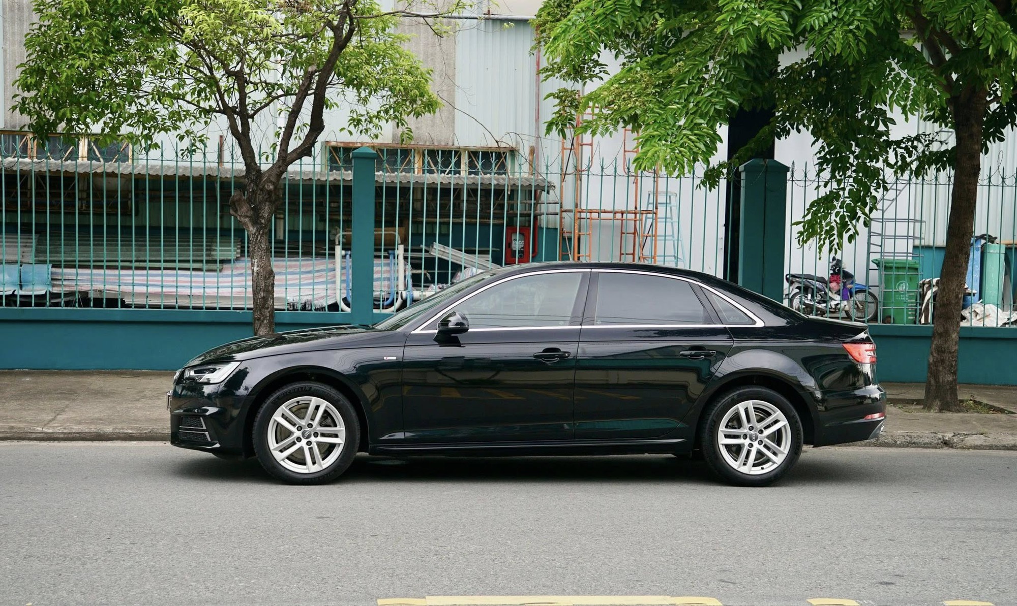 Audi A4 hàng hiếm bán lại ngang Kia K3 'đập hộp': Là bản 'full option' từng dùng cho sự kiện đặc biệt với rèm và loa hàng hiệu- Ảnh 5.