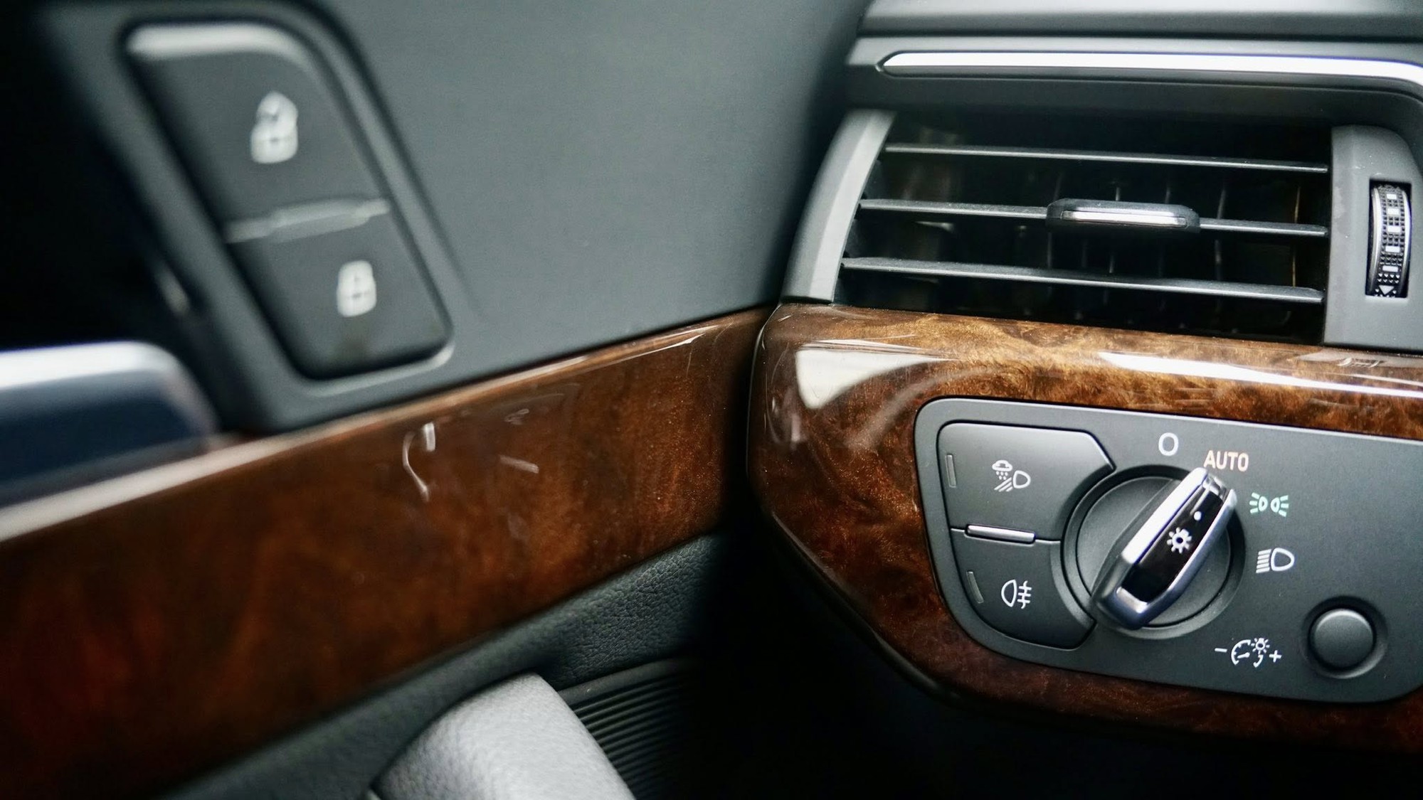 Audi A4 hàng hiếm bán lại ngang Kia K3 'đập hộp': Là bản 'full option' từng dùng cho sự kiện đặc biệt với rèm và loa hàng hiệu- Ảnh 11.