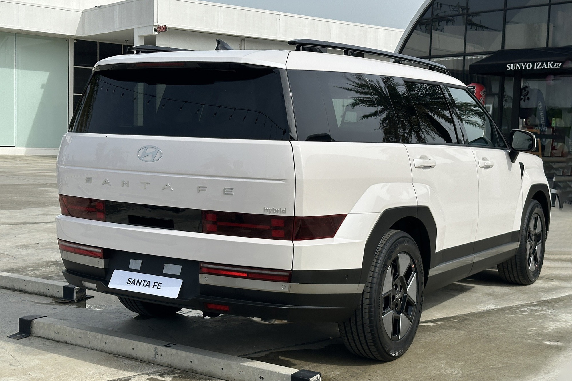 Hyundai Santa Fe hybrid ra mắt ĐNÁ: Giá quy đổi từ 1,37 tỷ đồng, ăn xăng 5,1 lít/100 km, về Việt Nam sẽ tăng sức cạnh tranh trước CR-V- Ảnh 3. Hyundai Santa Fe hybrid ra mắt ĐNÁ: Giá quy đổi từ 1,37 tỷ đồng, ăn xăng 5,1 lít/100 km, về Việt Nam sẽ tăng sức cạnh tranh trước CR-V- Ảnh 3.