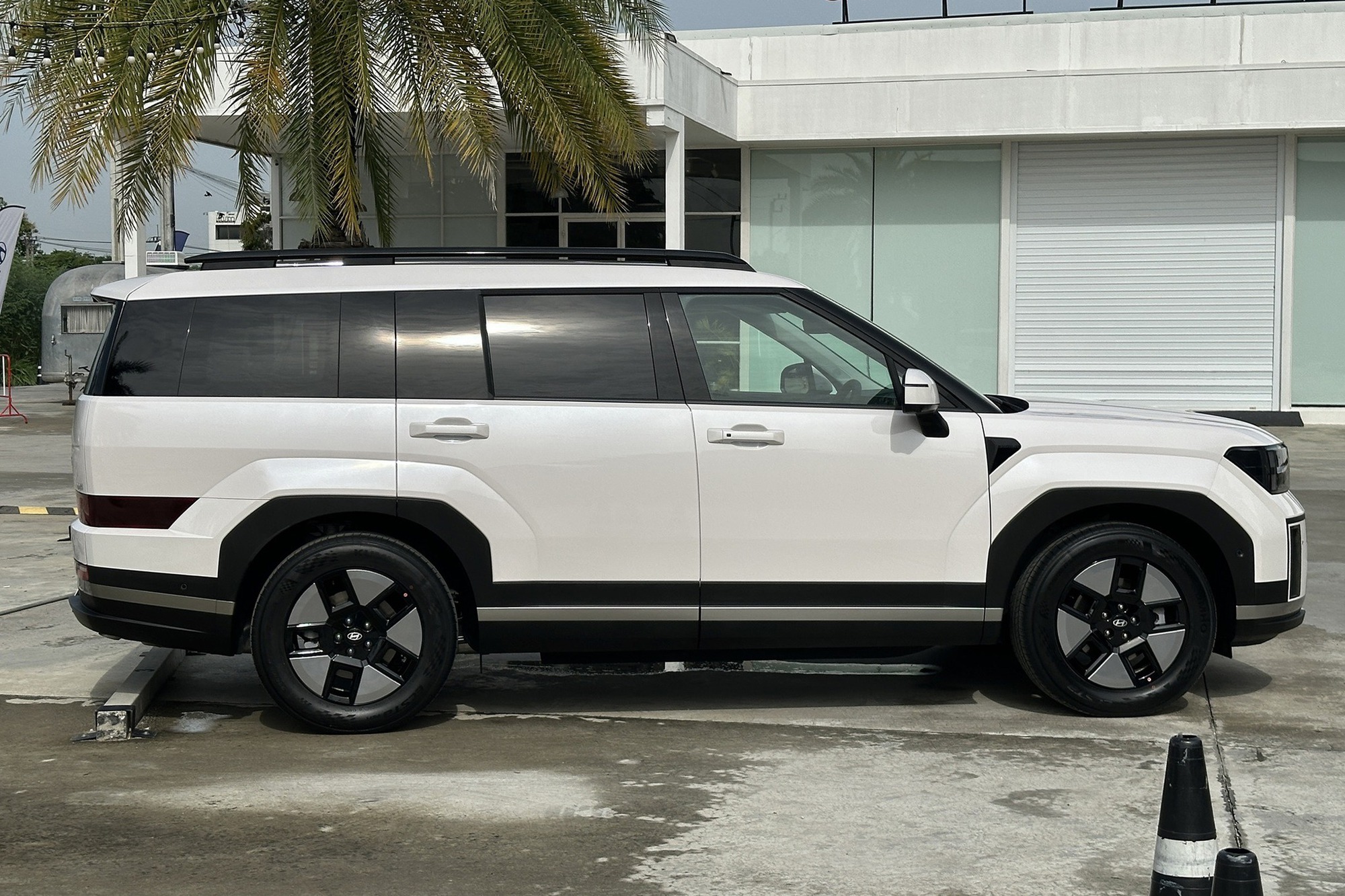 Hyundai Santa Fe hybrid ra mắt ĐNÁ: Giá quy đổi từ 1,37 tỷ đồng, ăn xăng 5,1 lít/100 km, về Việt Nam sẽ tăng sức cạnh tranh trước CR-V- Ảnh 7. Hyundai Santa Fe hybrid ra mắt ĐNÁ: Giá quy đổi từ 1,37 tỷ đồng, ăn xăng 5,1 lít/100 km, về Việt Nam sẽ tăng sức cạnh tranh trước CR-V- Ảnh 7.