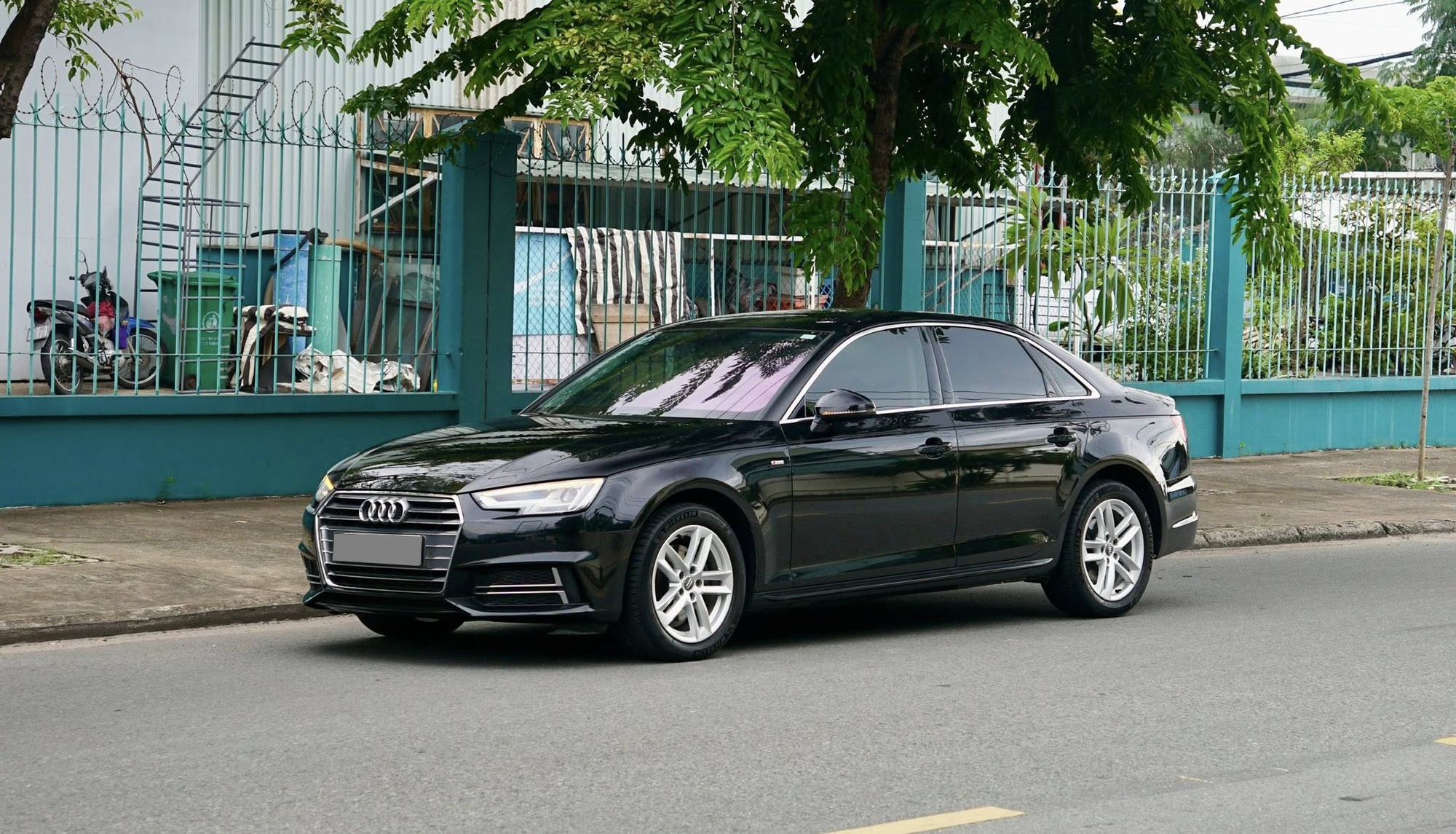 Audi A4 hàng hiếm bán lại ngang Kia K3 'đập hộp': Là bản 'full option' từng dùng cho sự kiện đặc biệt với rèm và loa hàng hiệu- Ảnh 2.