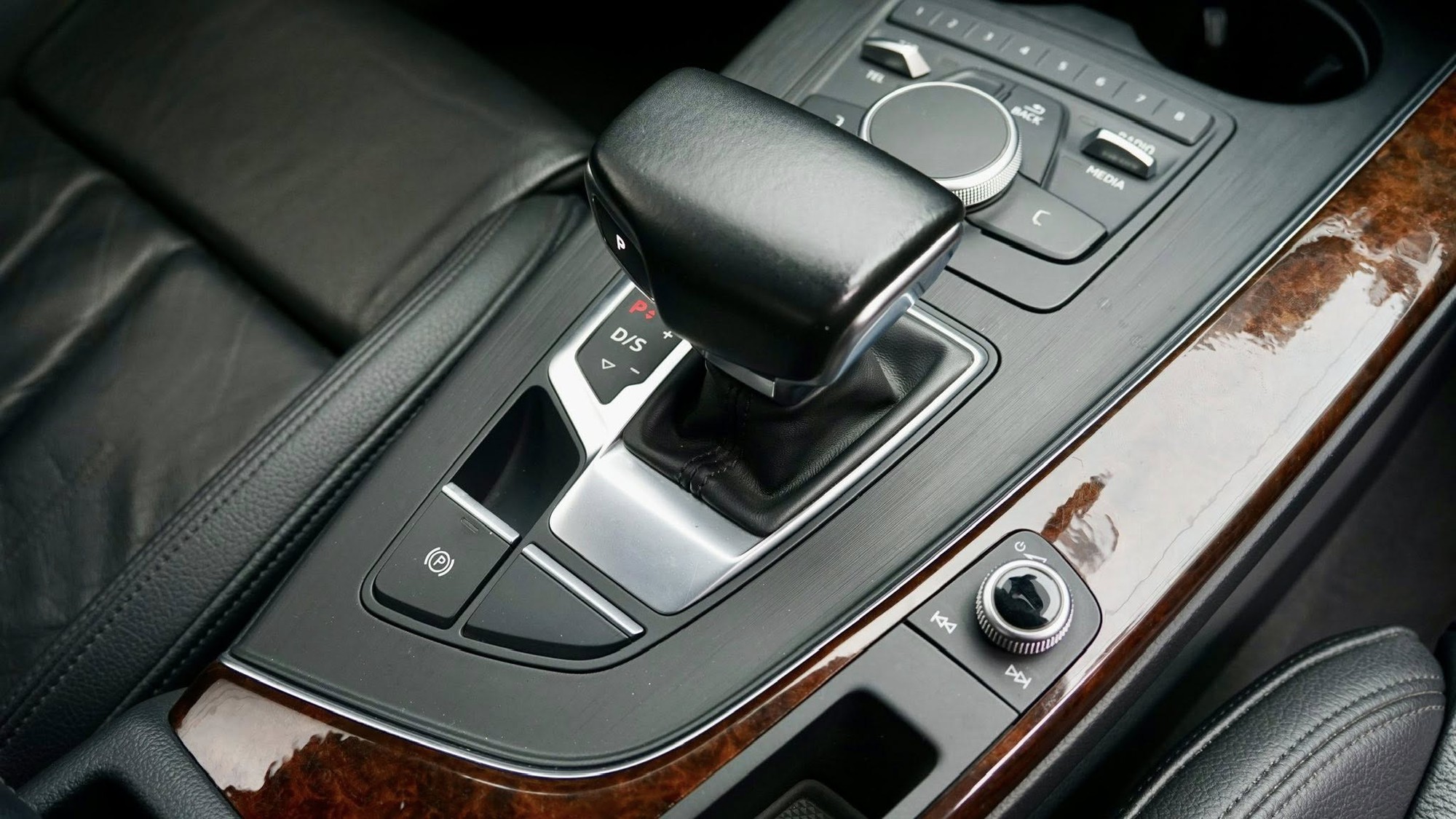 Audi A4 hàng hiếm bán lại ngang Kia K3 'đập hộp': Là bản 'full option' từng dùng cho sự kiện đặc biệt với rèm và loa hàng hiệu- Ảnh 12.