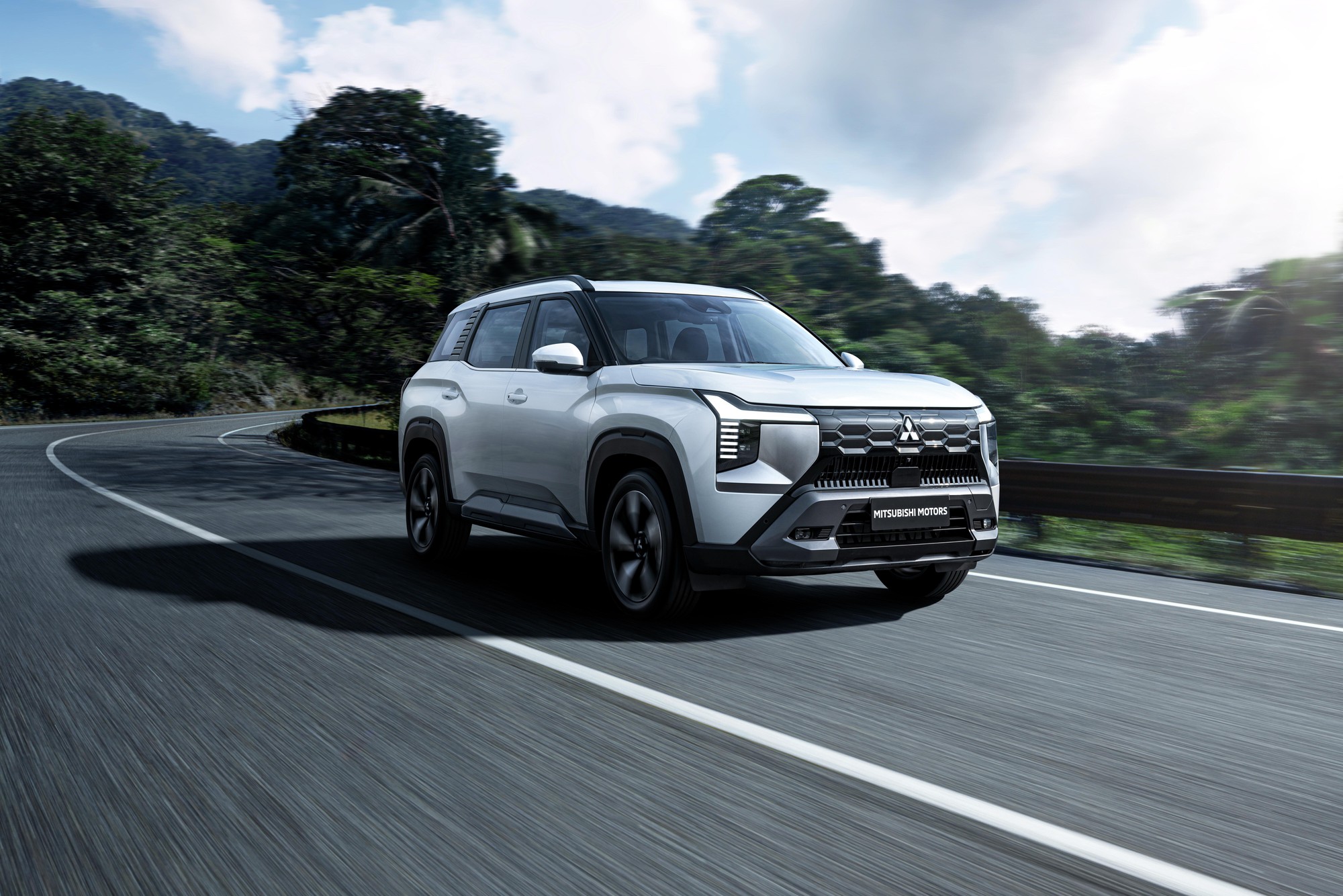 So sánh Mitsubishi Destinator với CX-5, Territory và Tucson tại Việt Nam: Hơn ở kích thước nhưng thua vận hành- Ảnh 2. So sánh Mitsubishi Destinator với CX-5, Territory và Tucson tại Việt Nam: Hơn ở kích thước nhưng thua vận hành- Ảnh 2.