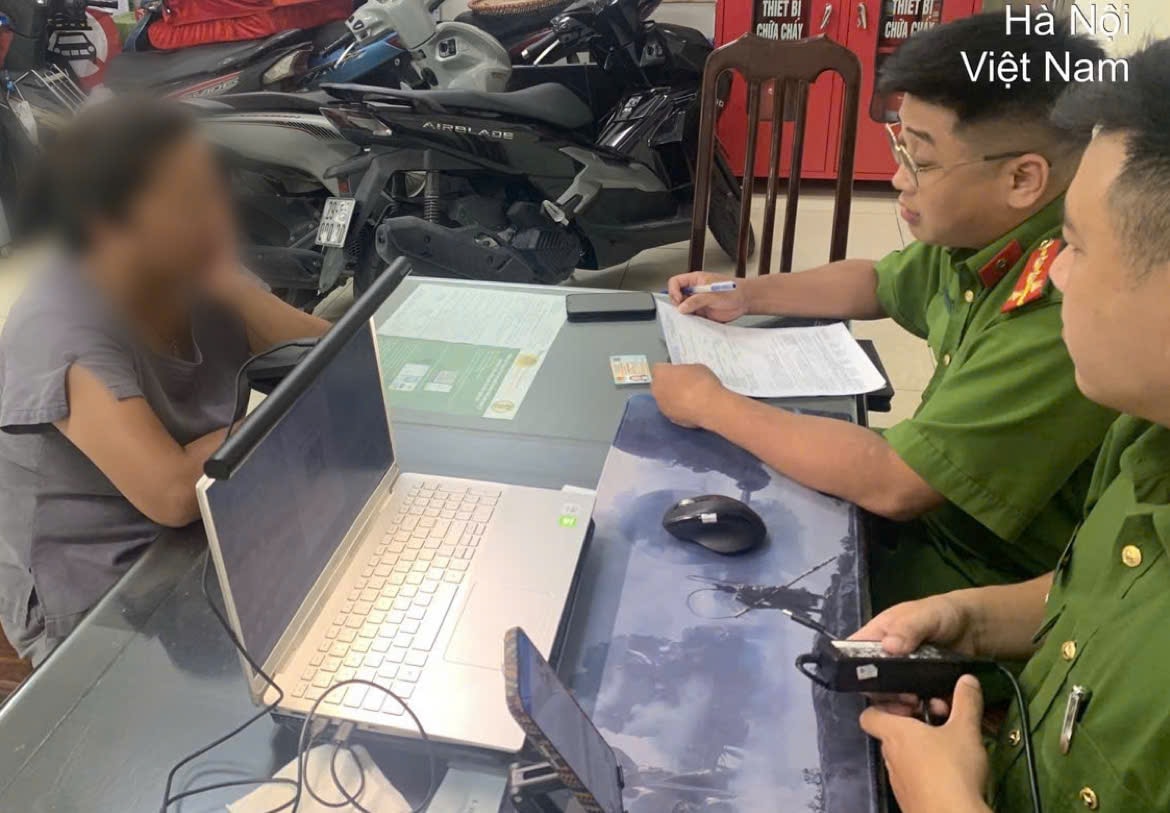 Mắng chửi, đòi thu tiền đỗ xe tại vỉa hè nhà tang lễ ở Hà Nội, người phụ nữ lập tức- Ảnh 2. Mắng chửi, đòi thu tiền đỗ xe tại vỉa hè nhà tang lễ ở Hà Nội, người phụ nữ lập tức- Ảnh 2.