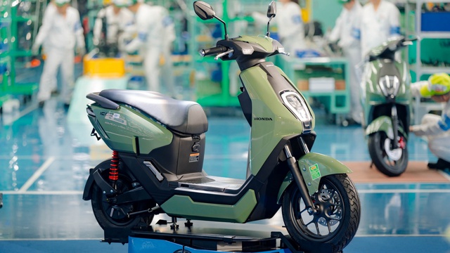 Xe máy điện của Honda, Yamaha đã lên kệ: Giá bán thế nào, đi được bao xa, sạc có nhanh không?- Ảnh 1.