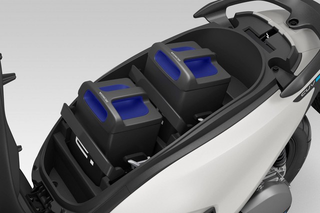 Xe máy điện của Honda, Yamaha đã lên kệ: Giá bán thế nào, đi được bao xa, sạc có nhanh không?- Ảnh 4.