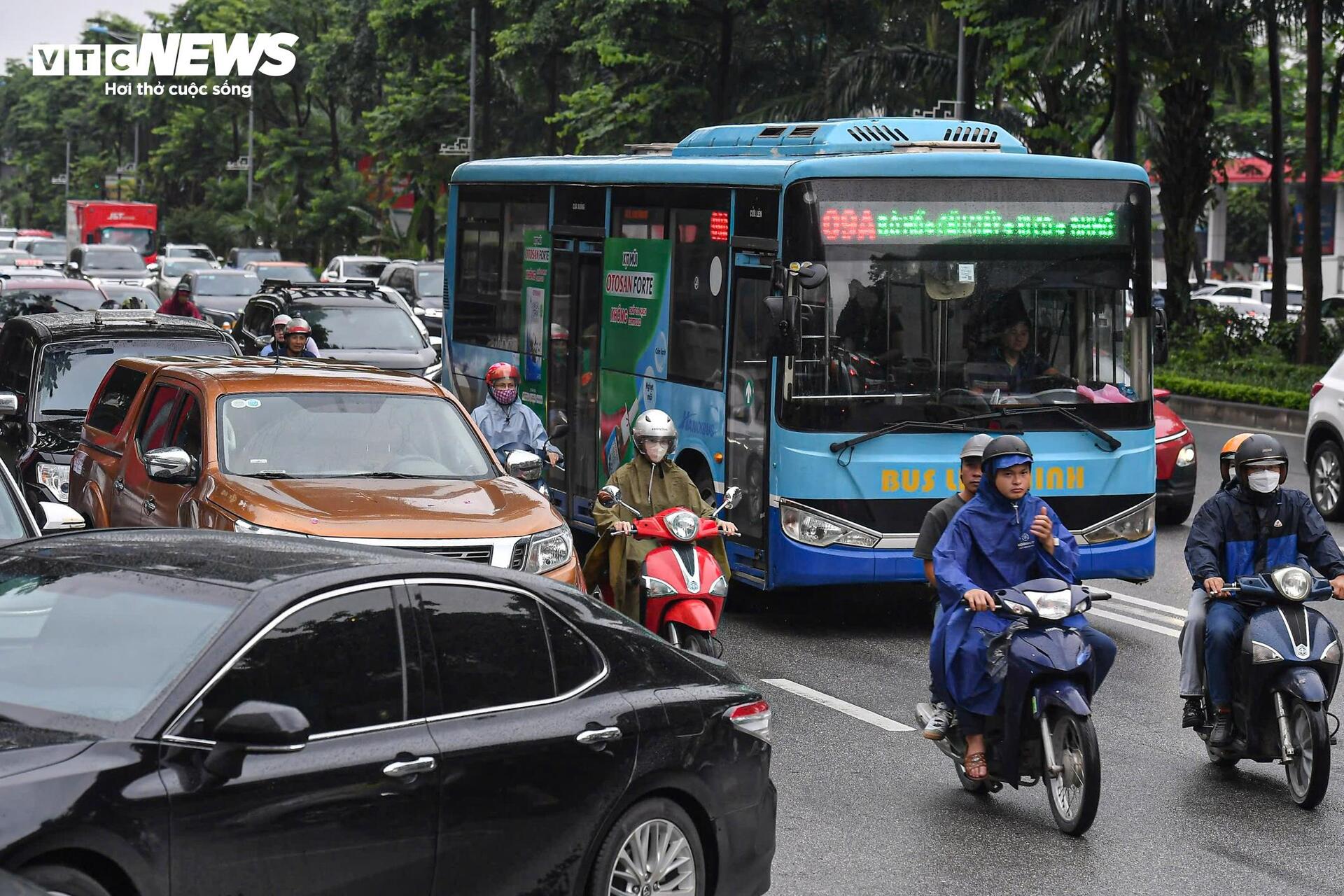 Ô tô dàn hàng 6, xe máy leo vỉa hè ngày đầu phân làn cứng đường Võ Chí Công- Ảnh 9. Ô tô dàn hàng 6, xe máy leo vỉa hè ngày đầu phân làn cứng đường Võ Chí Công- Ảnh 9.