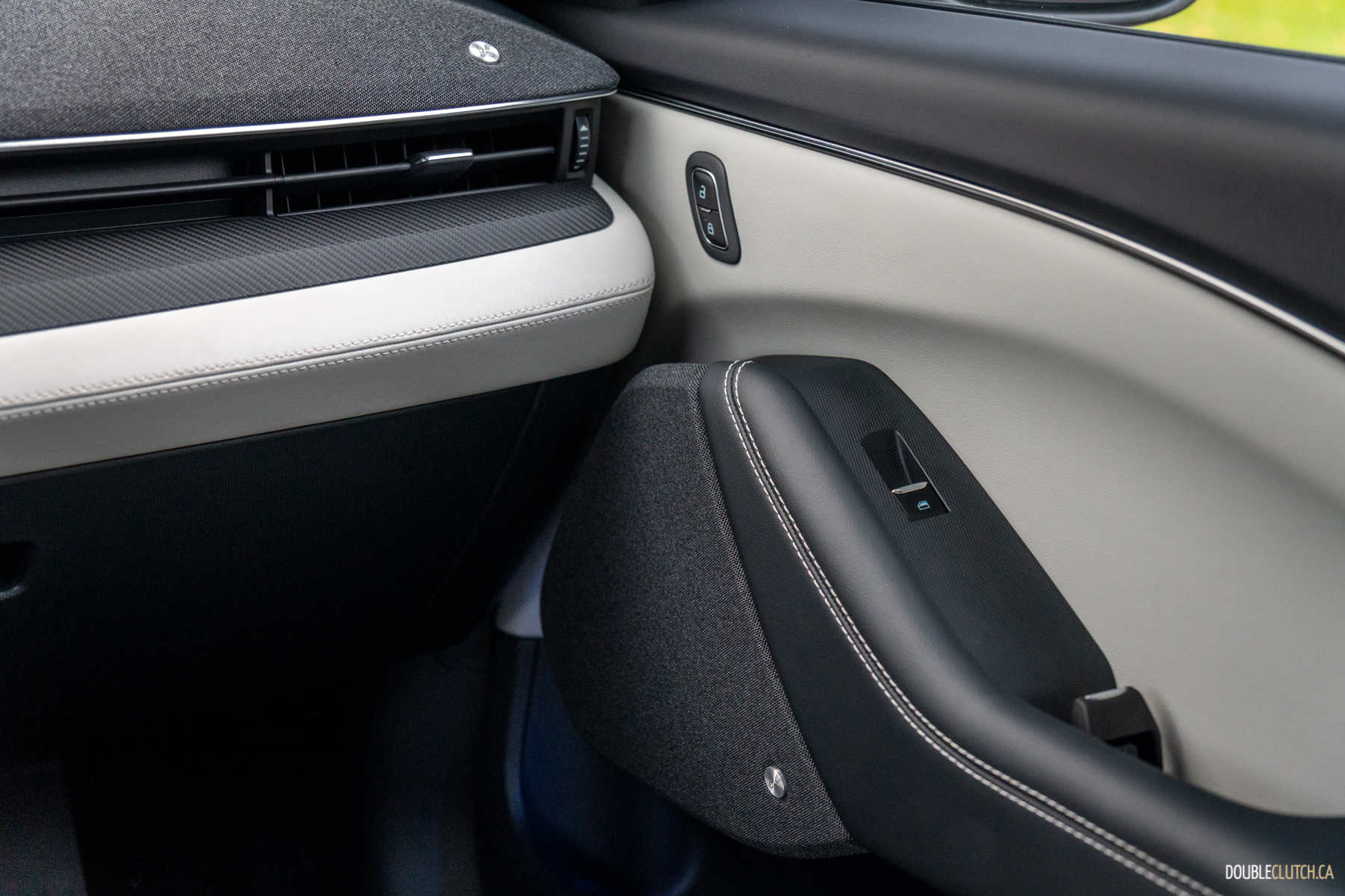 Đây là bản Ford Mustang Mach-E sắp bán tại Việt Nam: Diện mạo khác xe nhập tư, pin khủng, đầy bình có thể chạy Hà Nội - Quảng Bình- Ảnh 15. Đây là bản Ford Mustang Mach-E sắp bán tại Việt Nam: Diện mạo khác xe nhập tư, pin khủng, đầy bình có thể chạy Hà Nội - Quảng Bình- Ảnh 15.