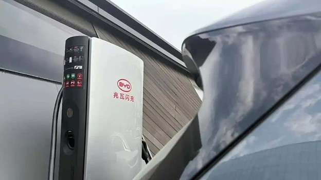 Nền kinh tế số 2 thế giới tăng tốc khai thác 'mỏ vàng' mới: kế hoạch xây 100.000 trạm sạc xe điện, thổi bùng cuộc đua công nghệ giữa các 'ông trùm' ô tô- Ảnh 5.