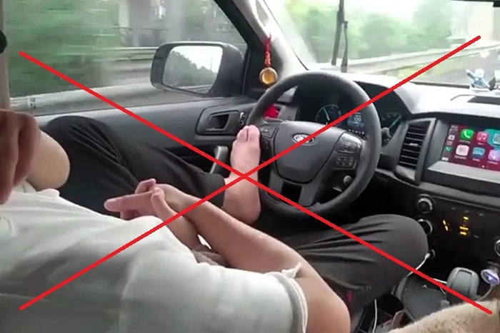 Dùng chân điều khiển vô lăng xe ô tô có thể bị phạt 70 triệu đồng- Ảnh 1. Dùng chân điều khiển vô lăng xe ô tô có thể bị phạt 70 triệu đồng- Ảnh 1.
