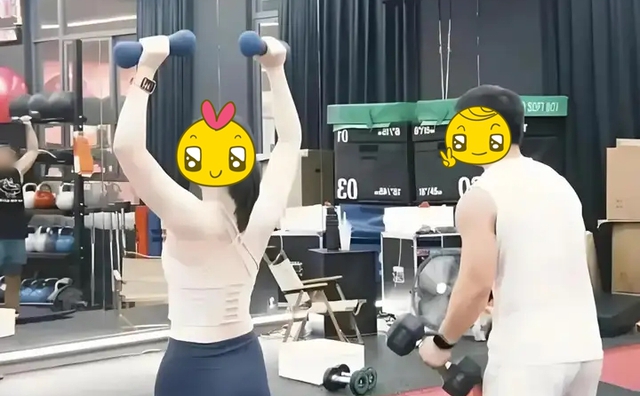 Lộ bằng chứng vợ giám đốc ngân hàng chuyển 700 triệu cho HLV thể hình mua ô tô, kèm lời nhắn gây sốc?- Ảnh 2.