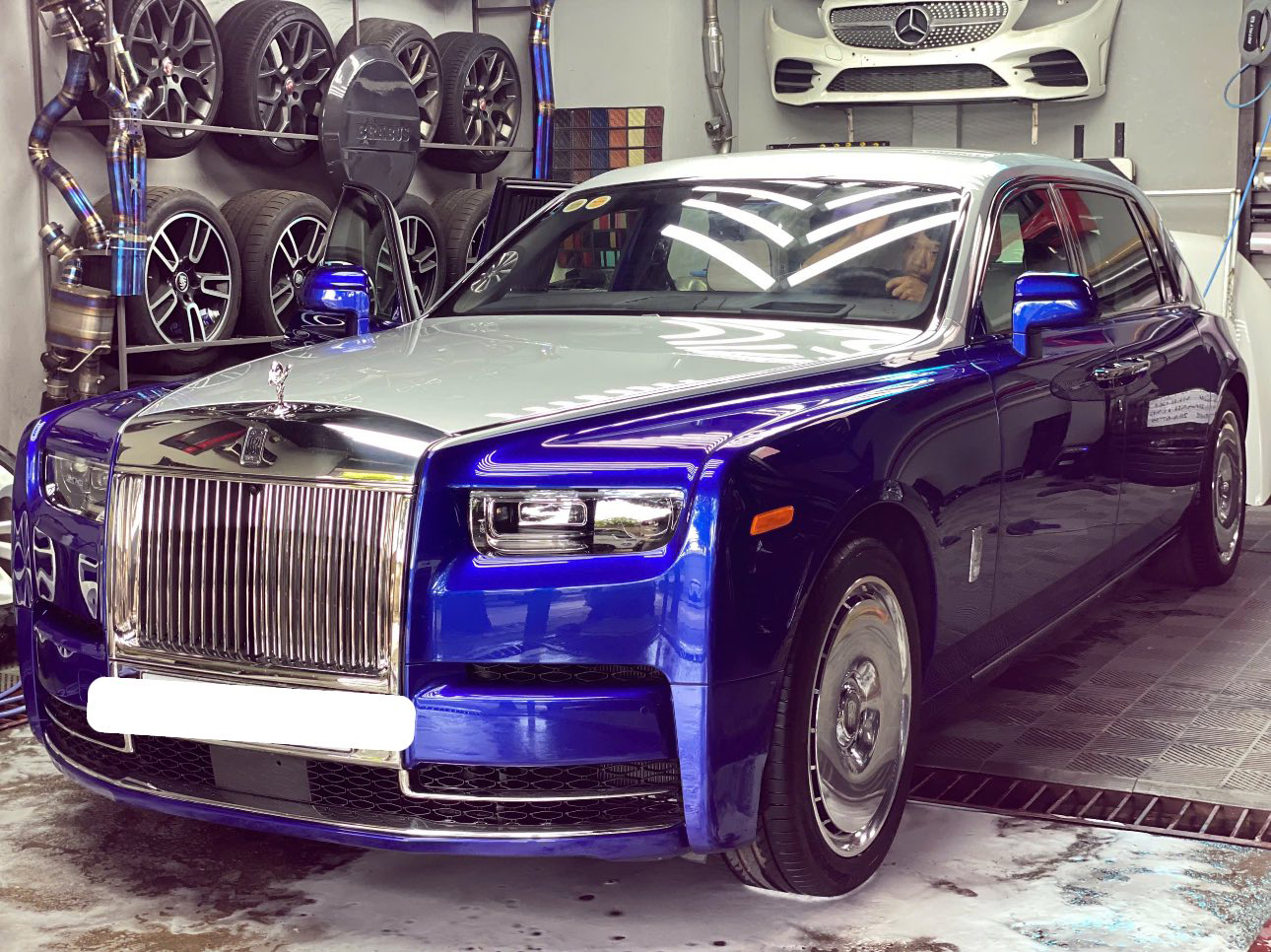 Rolls-Royce Phantom độc lạ về Việt Nam: Riêng bộ mâm giá bằng Xforce, lớp sơn cũng tốn hàng trăm triệu đồng- Ảnh 2. Rolls-Royce Phantom độc lạ về Việt Nam: Riêng bộ mâm giá bằng Xforce, lớp sơn cũng tốn hàng trăm triệu đồng- Ảnh 2.