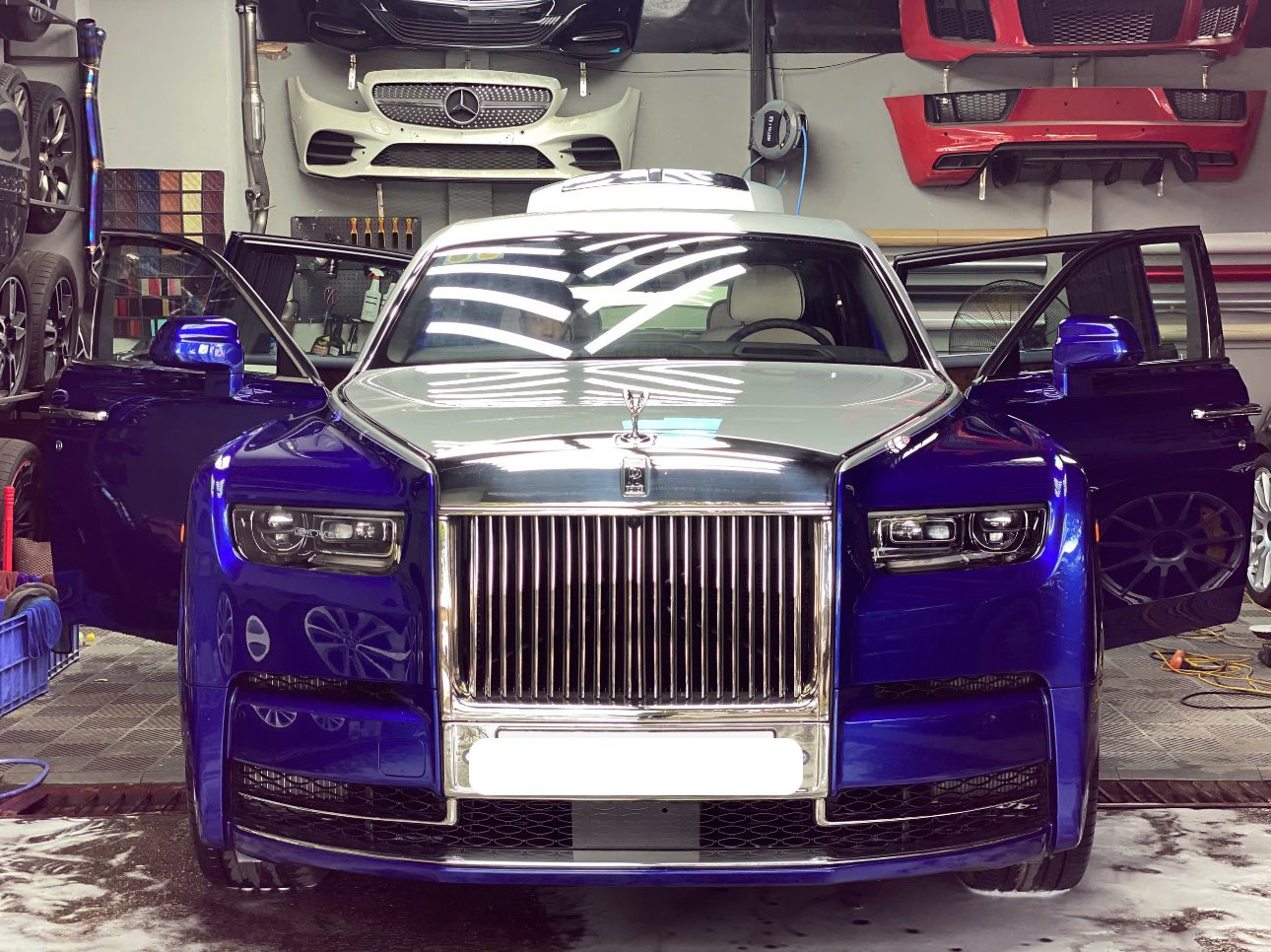 Rolls-Royce Phantom độc lạ về Việt Nam: Riêng bộ mâm giá bằng Xforce, lớp sơn cũng tốn hàng trăm triệu đồng- Ảnh 8. Rolls-Royce Phantom độc lạ về Việt Nam: Riêng bộ mâm giá bằng Xforce, lớp sơn cũng tốn hàng trăm triệu đồng- Ảnh 8.