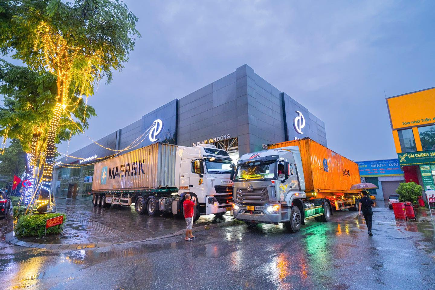 Showroom xe Việt tìm đủ cách chống bão Wipha: Có nơi mang xe đi trốn, nơi khác thuê vài container chắn cửa- Ảnh 2.