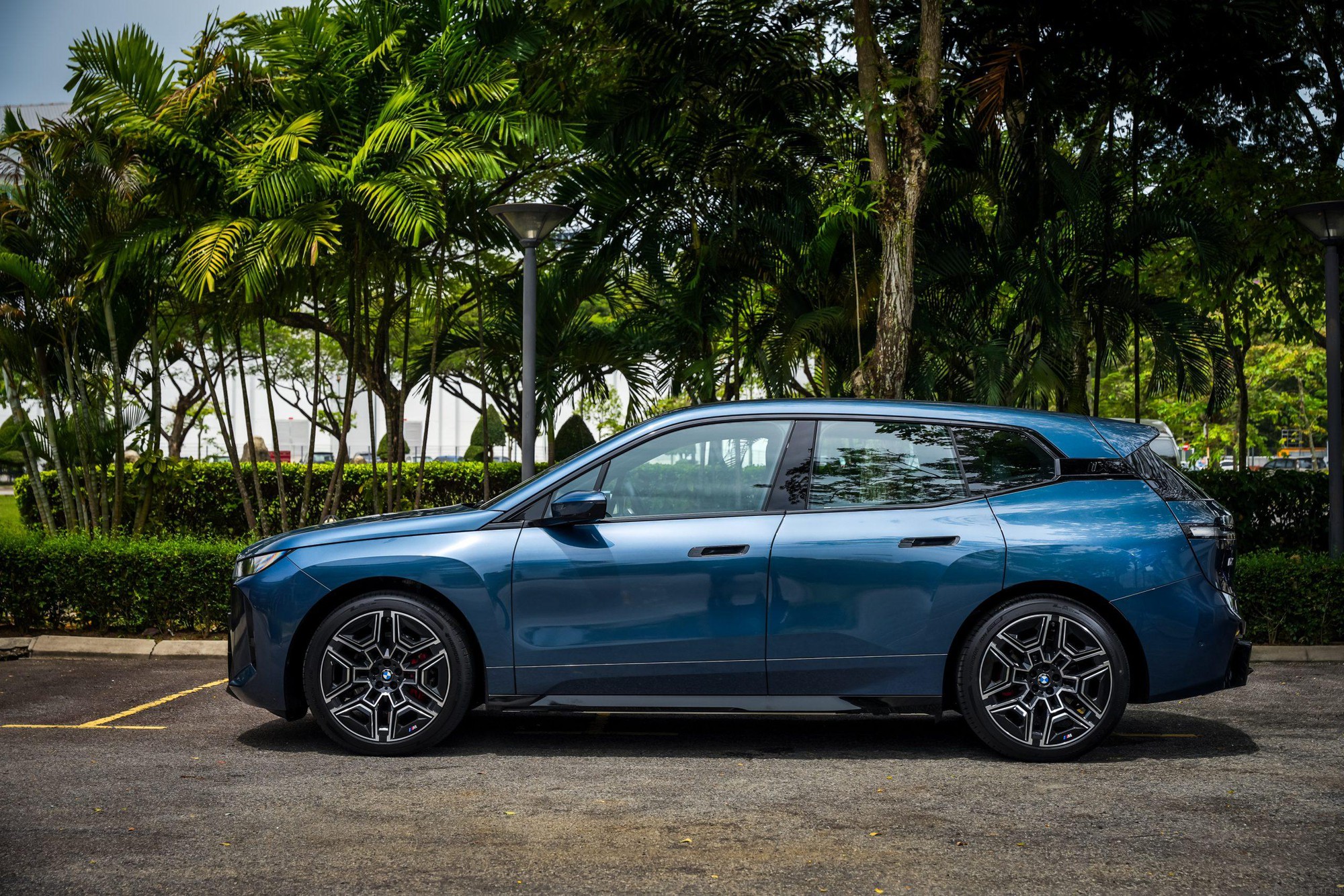 BMW iX từng gây chú ý tại Việt Nam có bản nâng cấp cho ĐNÁ: Mạnh ngang Taycan mà chạy tới hơn 700km mới phải sạc- Ảnh 12. BMW iX từng gây chú ý tại Việt Nam có bản nâng cấp cho ĐNÁ: Mạnh ngang Taycan mà chạy tới hơn 700km mới phải sạc- Ảnh 12.