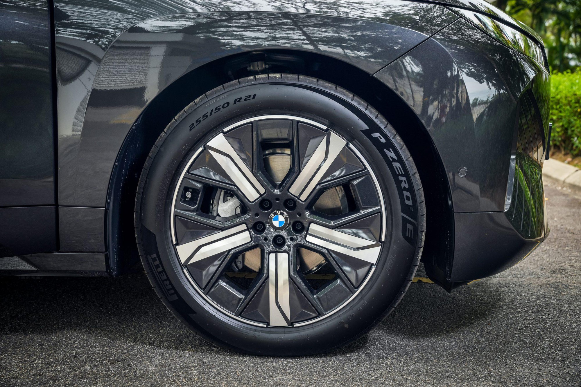 BMW iX từng gây chú ý tại Việt Nam có bản nâng cấp cho ĐNÁ: Mạnh ngang Taycan mà chạy tới hơn 700km mới phải sạc- Ảnh 11. BMW iX từng gây chú ý tại Việt Nam có bản nâng cấp cho ĐNÁ: Mạnh ngang Taycan mà chạy tới hơn 700km mới phải sạc- Ảnh 11.