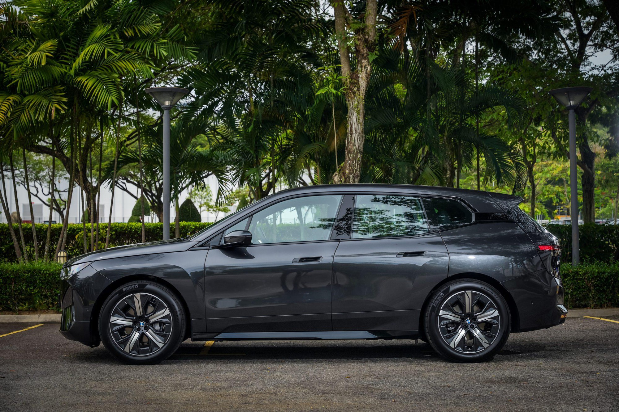 BMW iX từng gây chú ý tại Việt Nam có bản nâng cấp cho ĐNÁ: Mạnh ngang Taycan mà chạy tới hơn 700km mới phải sạc- Ảnh 8. BMW iX từng gây chú ý tại Việt Nam có bản nâng cấp cho ĐNÁ: Mạnh ngang Taycan mà chạy tới hơn 700km mới phải sạc- Ảnh 8.