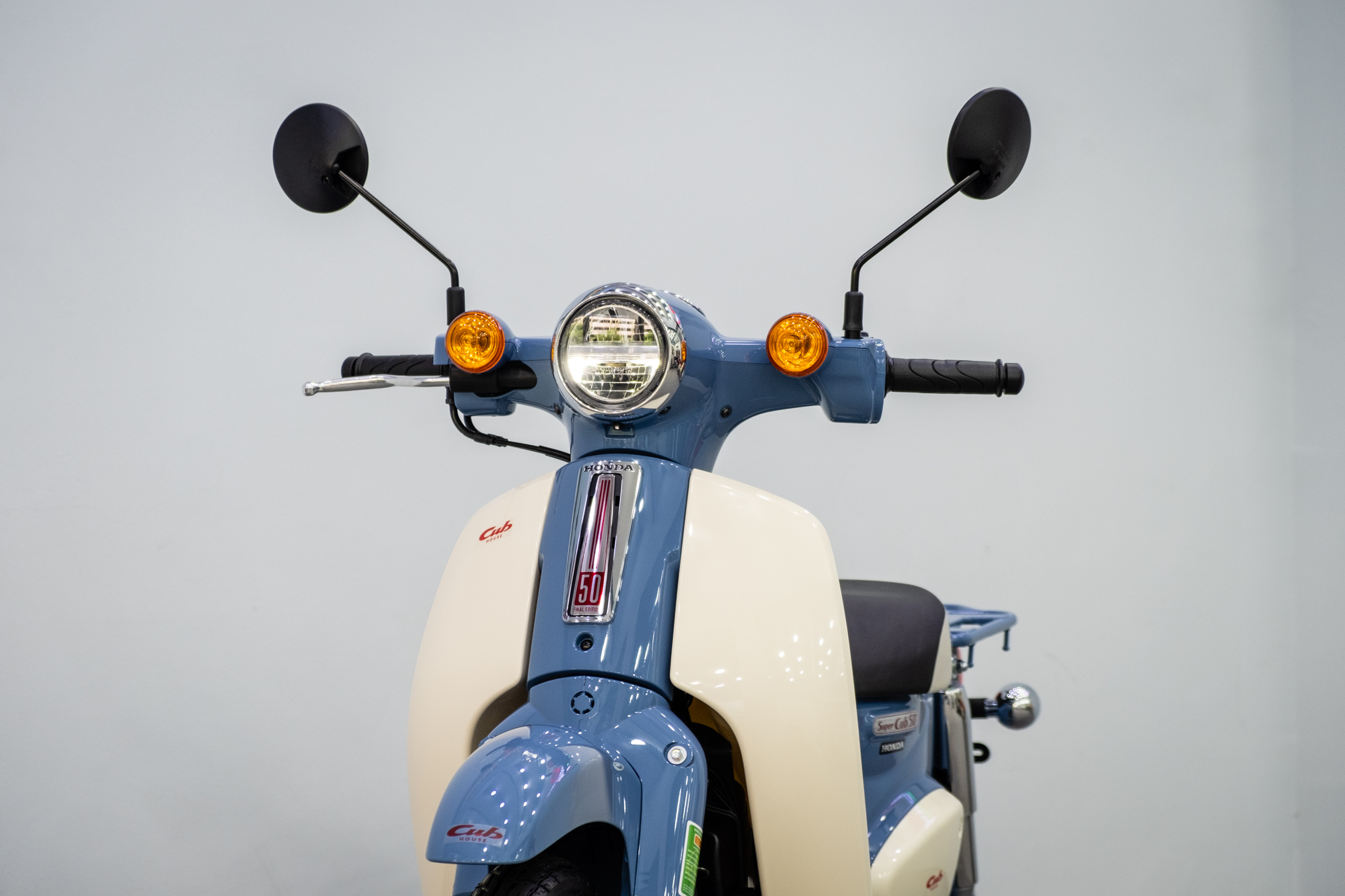 Honda Super Cub 50 Final Edition đã về Việt Nam: Màu hoài cổ, nhiều chi tiết độc quyền, sản xuất giới hạn toàn cầu- Ảnh 3. Honda Super Cub 50 Final Edition đã về Việt Nam: Màu hoài cổ, nhiều chi tiết độc quyền, sản xuất giới hạn toàn cầu- Ảnh 3.