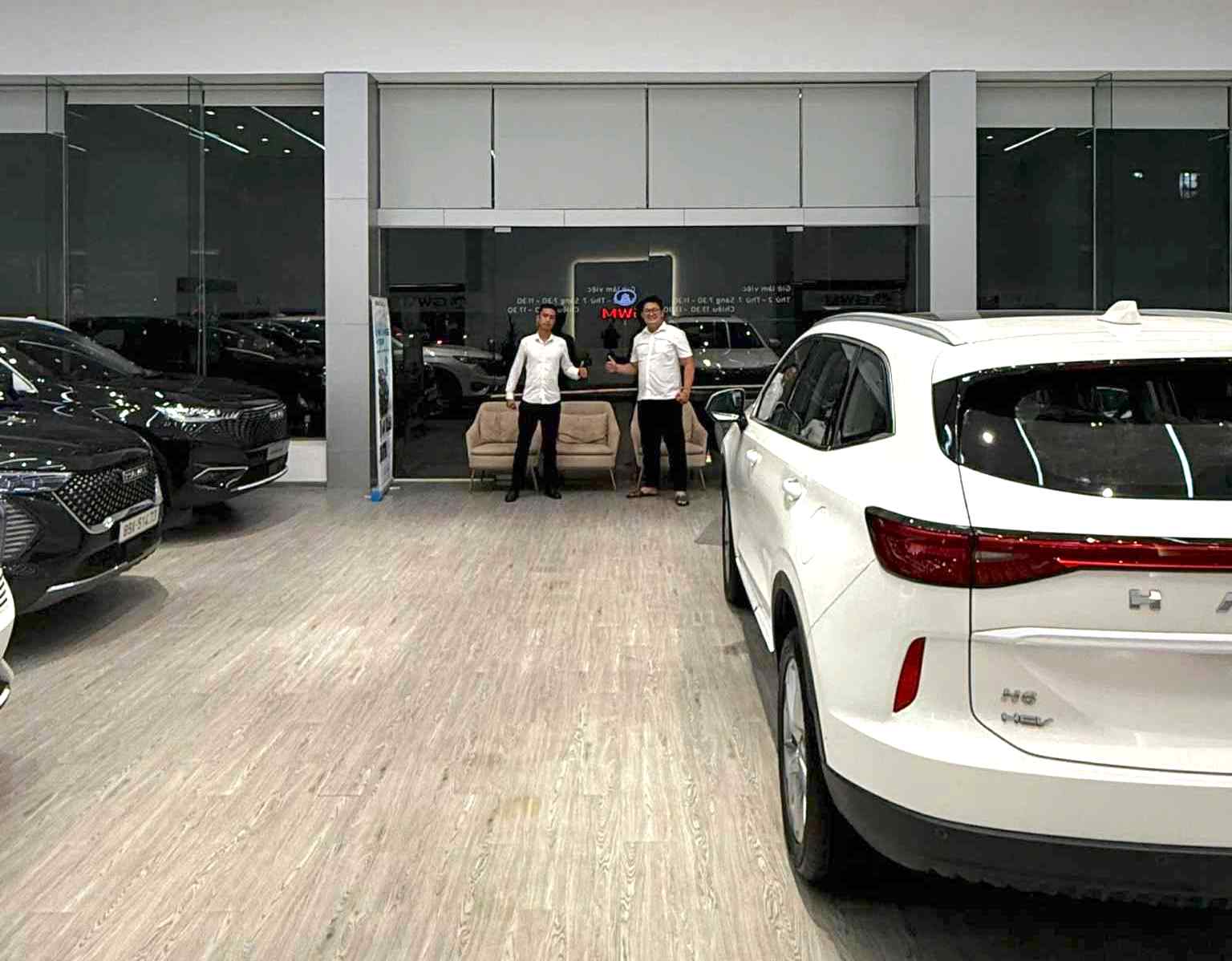 Showroom xe Việt tìm đủ cách chống bão Wipha: Có nơi mang xe đi trốn, nơi khác thuê vài container chắn cửa- Ảnh 7.