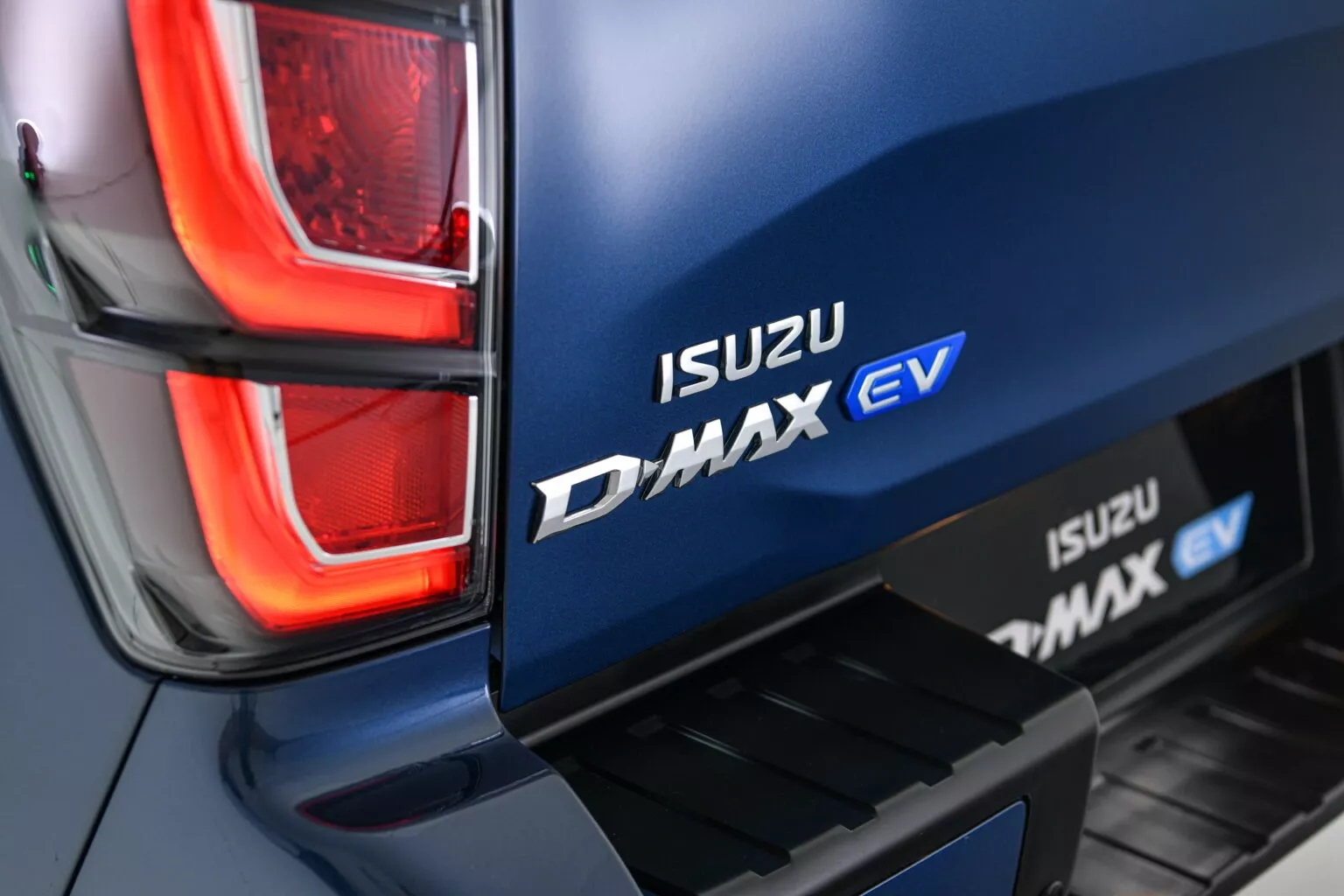 Isuzu D-Max bản điện chốt giá dễ gây giật mình: Đắt gấp rưỡi bản máy dầu nhưng chỉ chạy được hơn 260km/sạc- Ảnh 8. Isuzu D-Max bản điện chốt giá dễ gây giật mình: Đắt gấp rưỡi bản máy dầu nhưng chỉ chạy được hơn 260km/sạc- Ảnh 8.