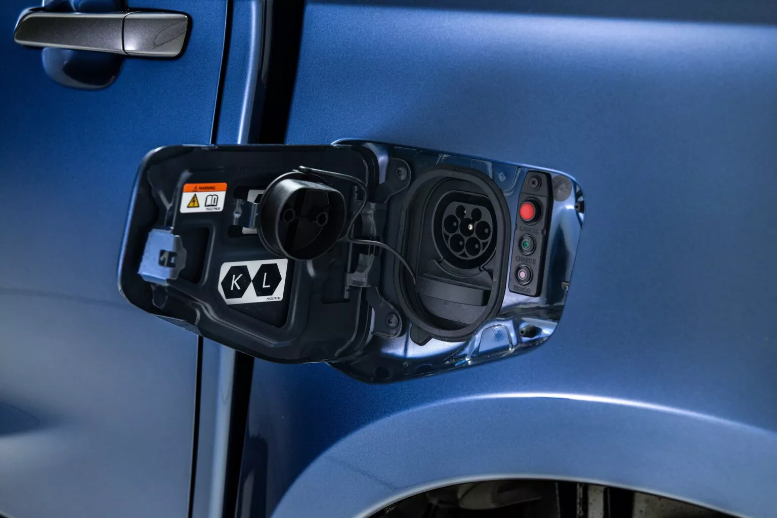 Isuzu D-Max bản điện chốt giá dễ gây giật mình: Đắt gấp rưỡi bản máy dầu nhưng chỉ chạy được hơn 260km/sạc- Ảnh 7. Isuzu D-Max bản điện chốt giá dễ gây giật mình: Đắt gấp rưỡi bản máy dầu nhưng chỉ chạy được hơn 260km/sạc- Ảnh 7.